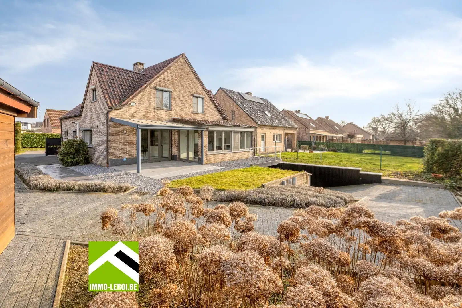 Instapklare villa met 3 slaapkamers, grote bureelkamer en garages foto 3