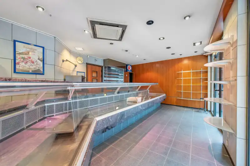 Lauwe-Centrum. Uitstekende gelegen handelseigendom : wonen en werken met 4 slaapkamers met tuin en aparte ingang garagegebouw en parking. POLYVALENTE EIGENDOM MET POTENTIEEL ! foto 16