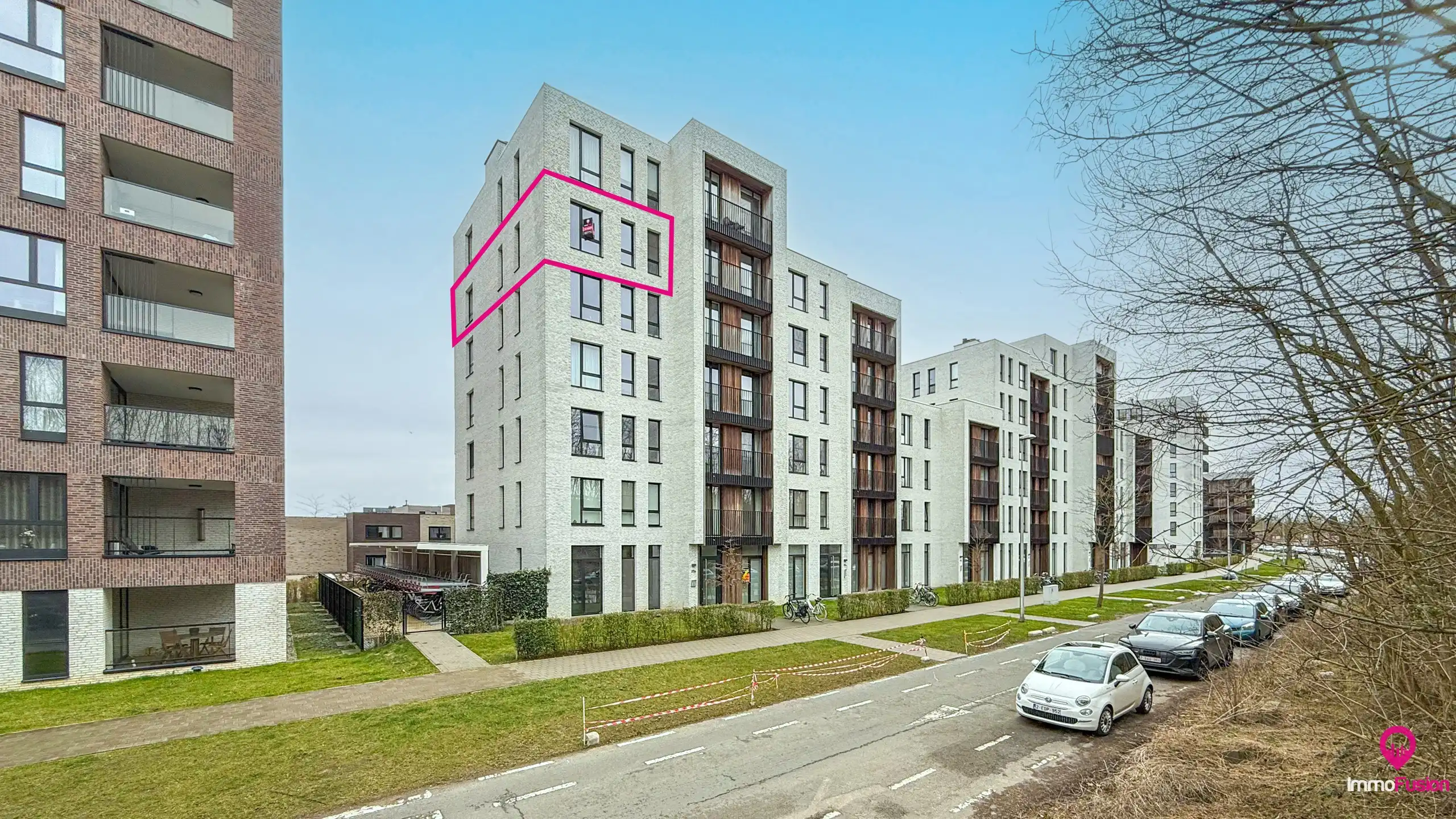 Modern appartement , bemeubeld met vrij uitzicht en parkeerplaats! foto 2