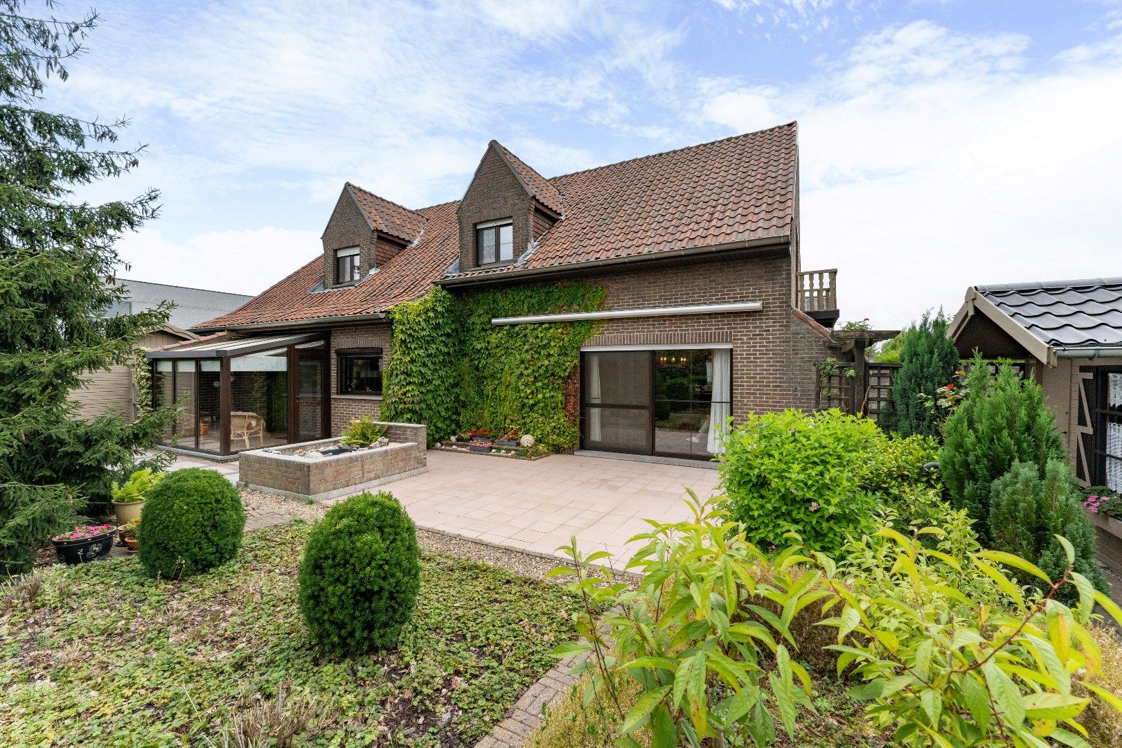 Statig gebouwde villa met zonnige tuin, terras en 2 garages - 3 à 4 slaapkamers - 241m² bewoonbare oppervlakte - Energielabel E - perceeloppervlakte 960m²  foto 1