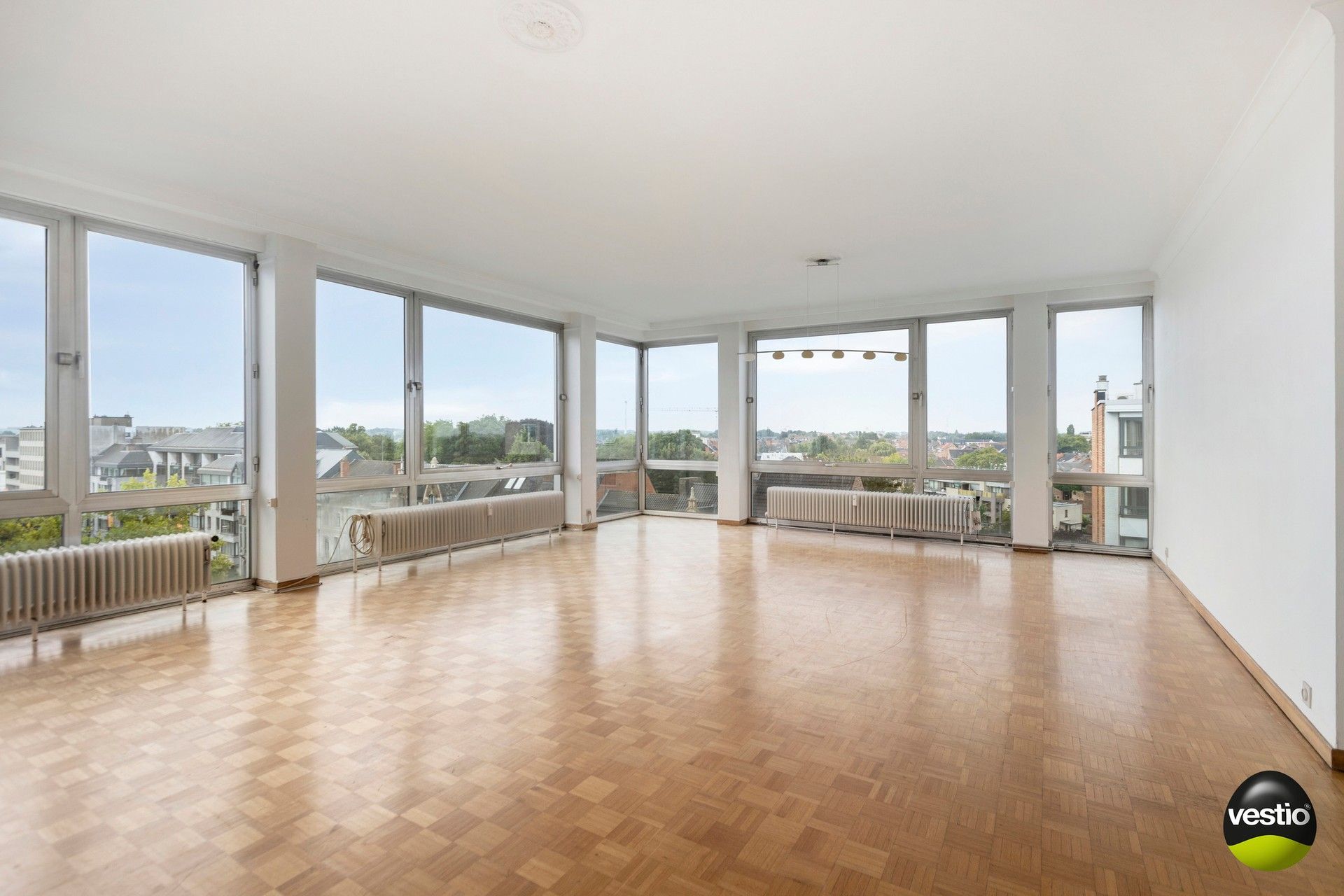 Klassevol, lichtrijk 3 slaapkamer appartement van 145 m² op het Leopoldplein. foto {{pictureIndex}}