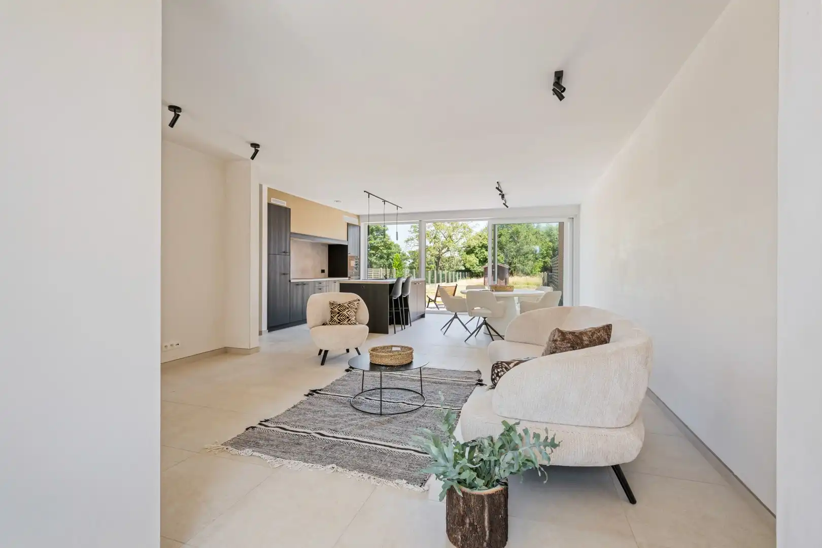 BEZOEKMOMENT OP 06/09 - Kwalitatief afgewerkte lichtrijke en ruime nieuwbouw woning met tuin en 3 volwaardige slaapkamers foto 4