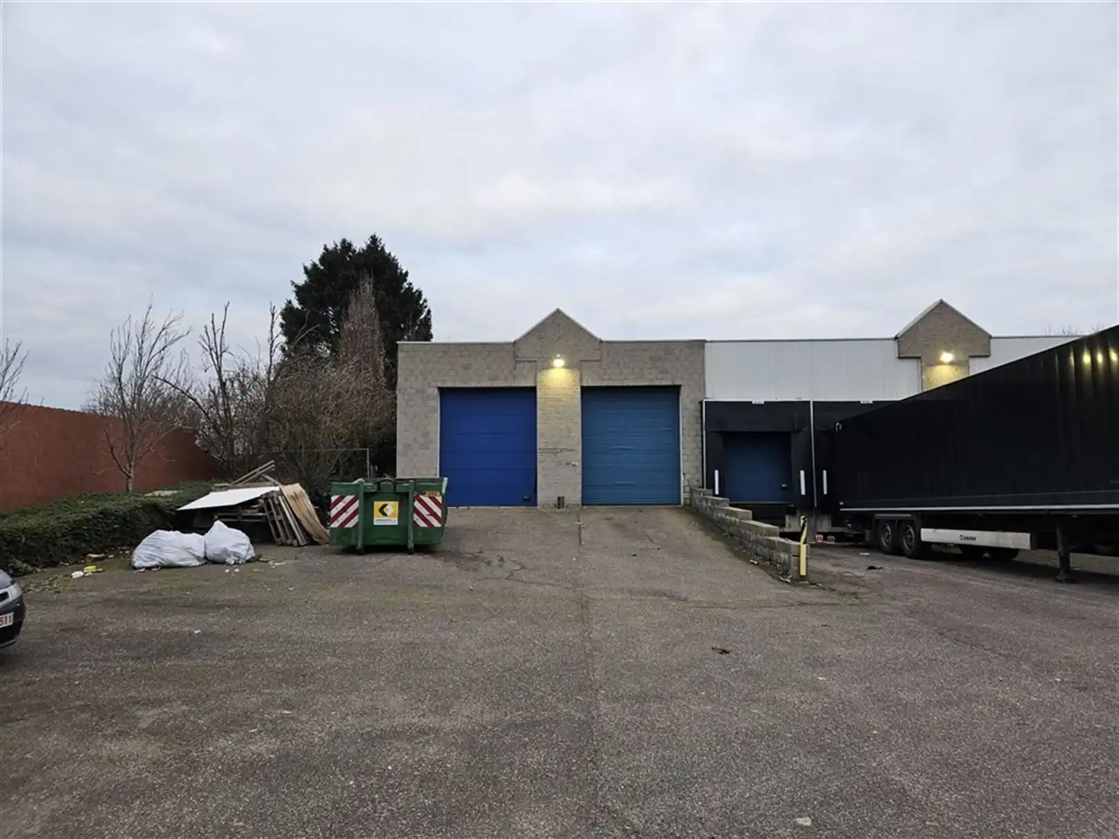 Magazijn met laad- en loskades en kantoren foto 3