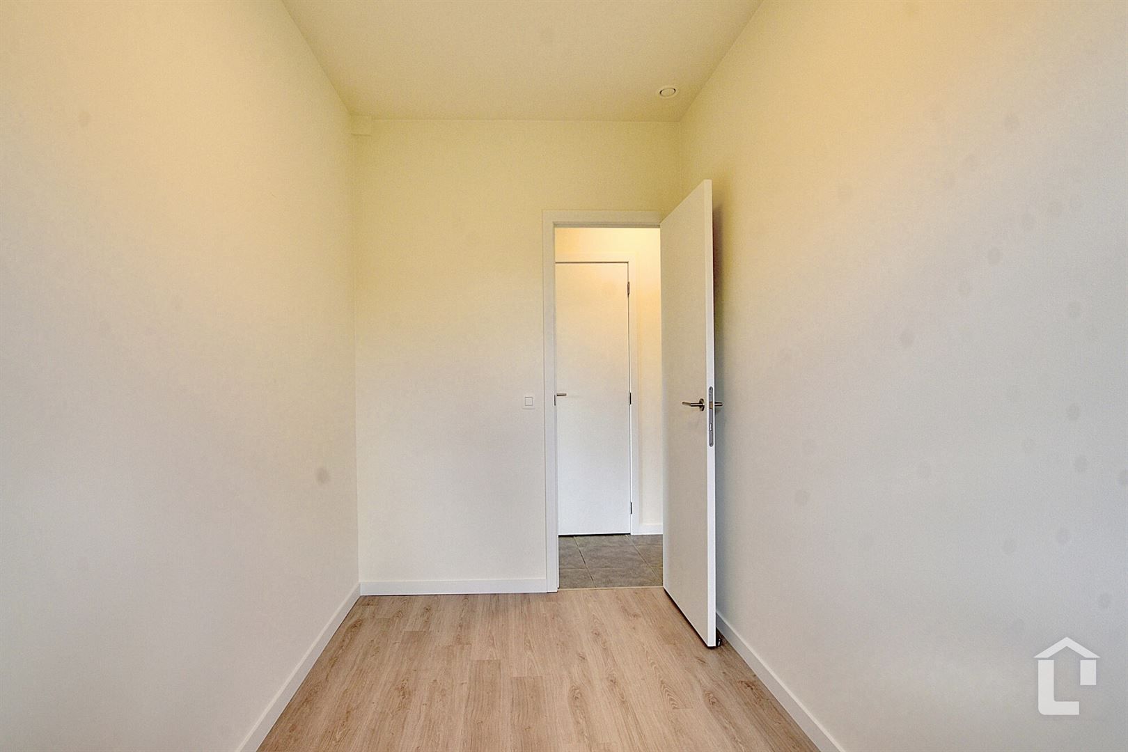 Lichtrijk nieuwbouwappartement met terras en tuin foto 12