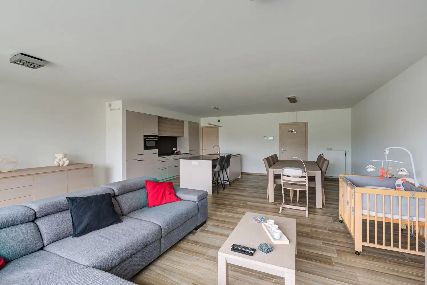 GELIJKVLOERS APPARTEMENT MET 2 SLAAPKAMERS, 2 AUTOSTAANPLAATSEN EN RUIM TERRAS TE BEVERST foto 2