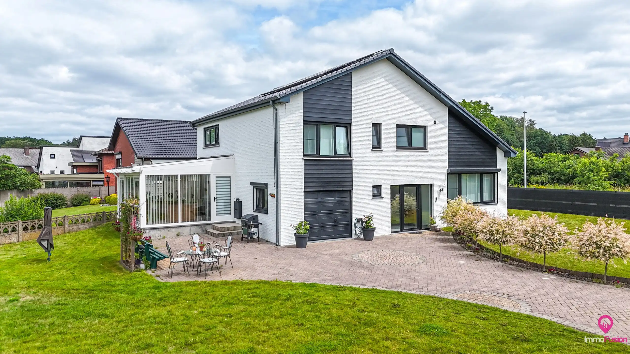 Ruime gerenoveerde gezinswoning met 4 slaapkamers op perceel foto 32