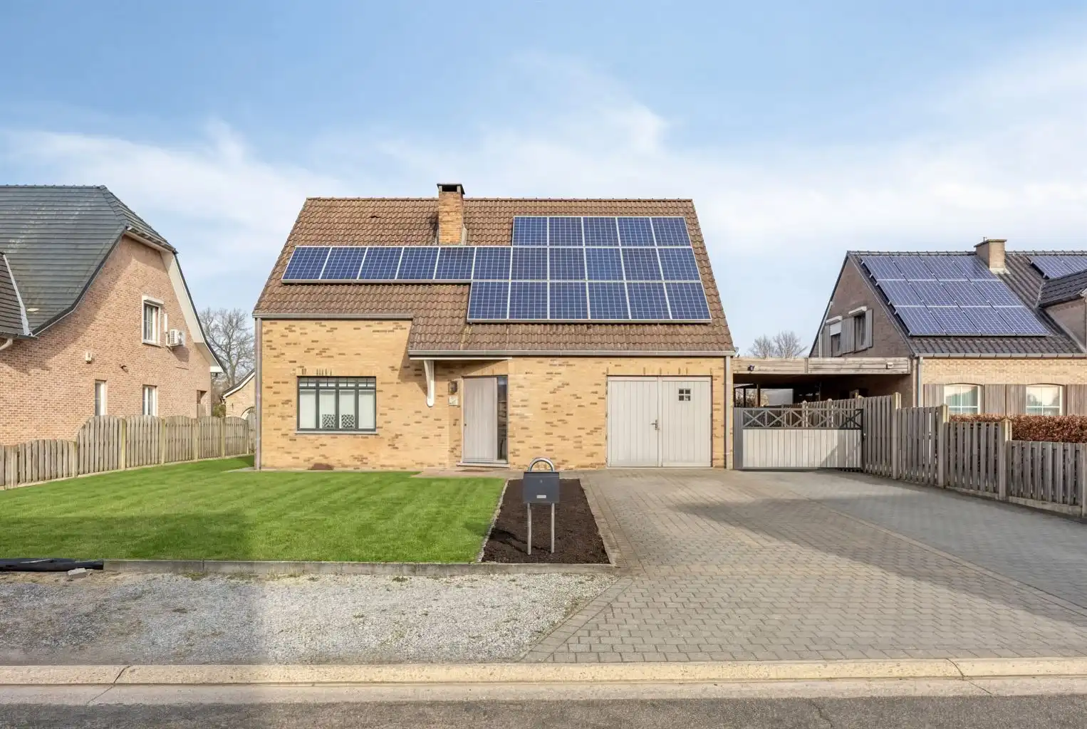 Vrijstaande woning met 3 slaapkamers, inpandige garage, omheinde tuin en zonnepanelen, zeer rustig gelegen in het landelijke Molenbeersel. foto {{pictureIndex}}