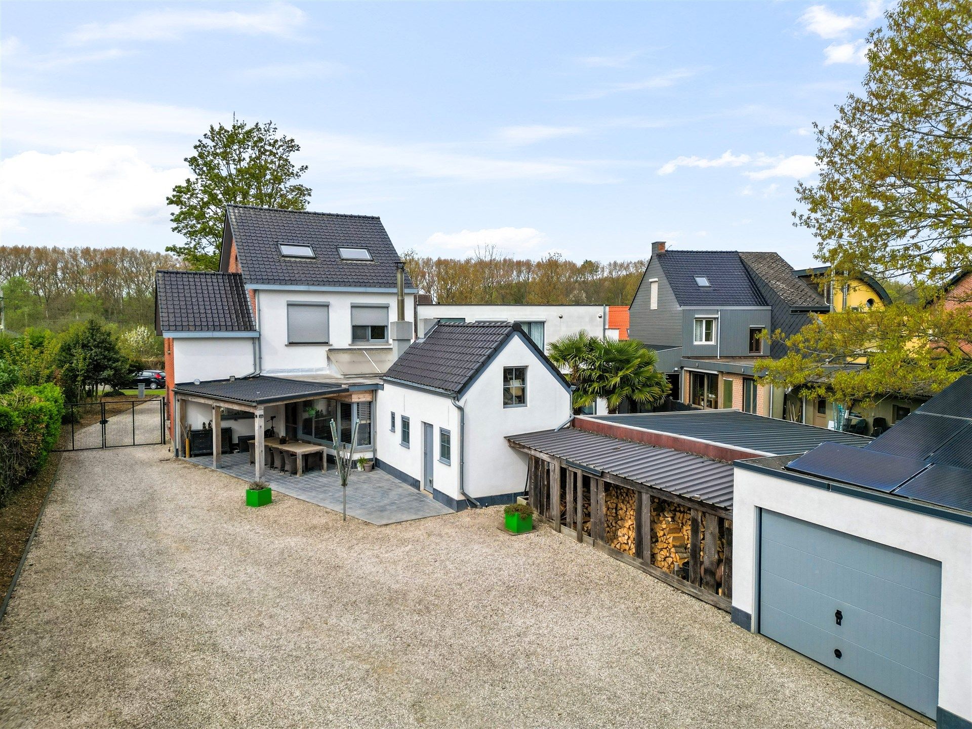 Indrukwekkende woning op een ruim perceel van 2208 m². foto 3