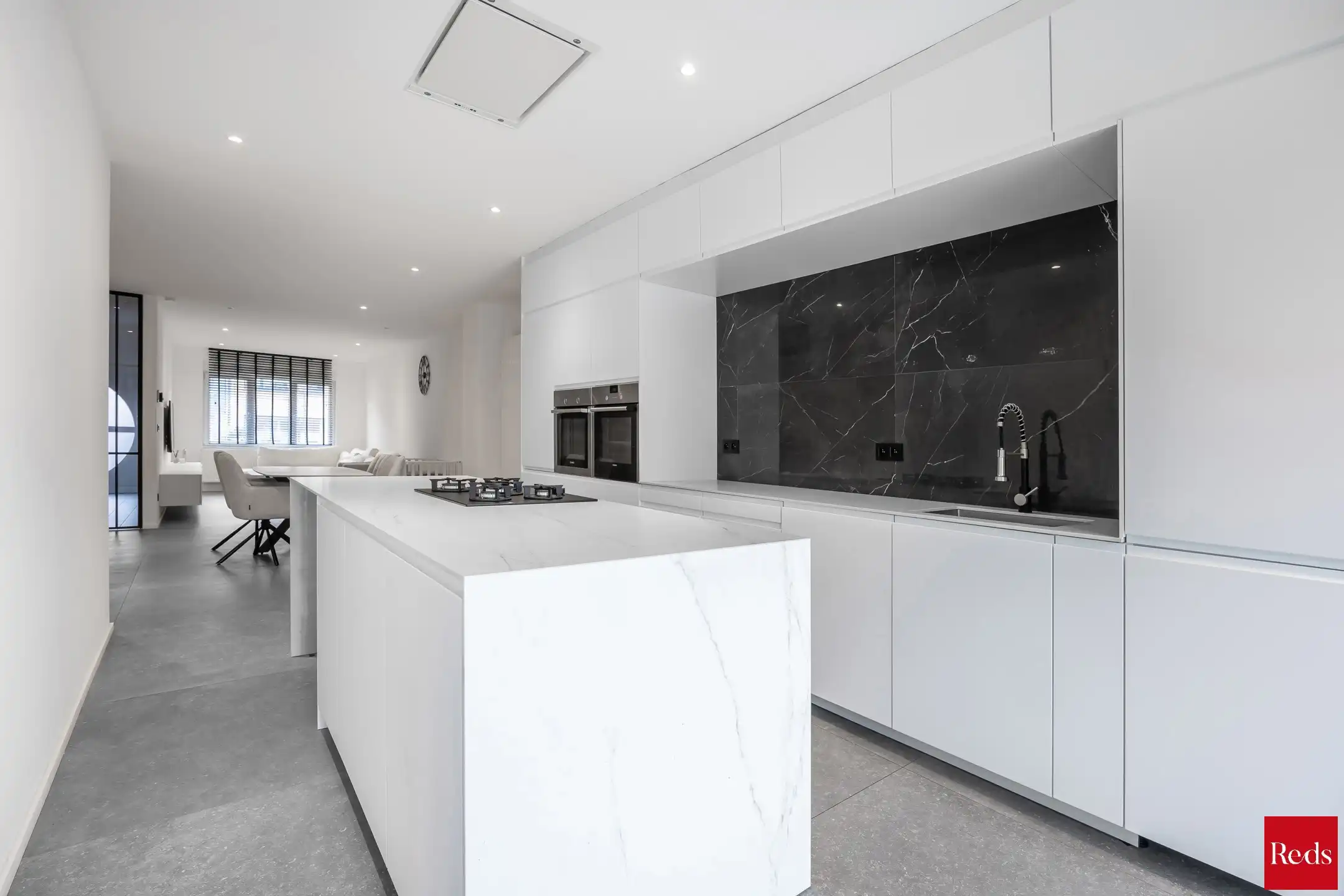 Volledig gerenoveerde woning in het hart van Wijnegem foto 9
