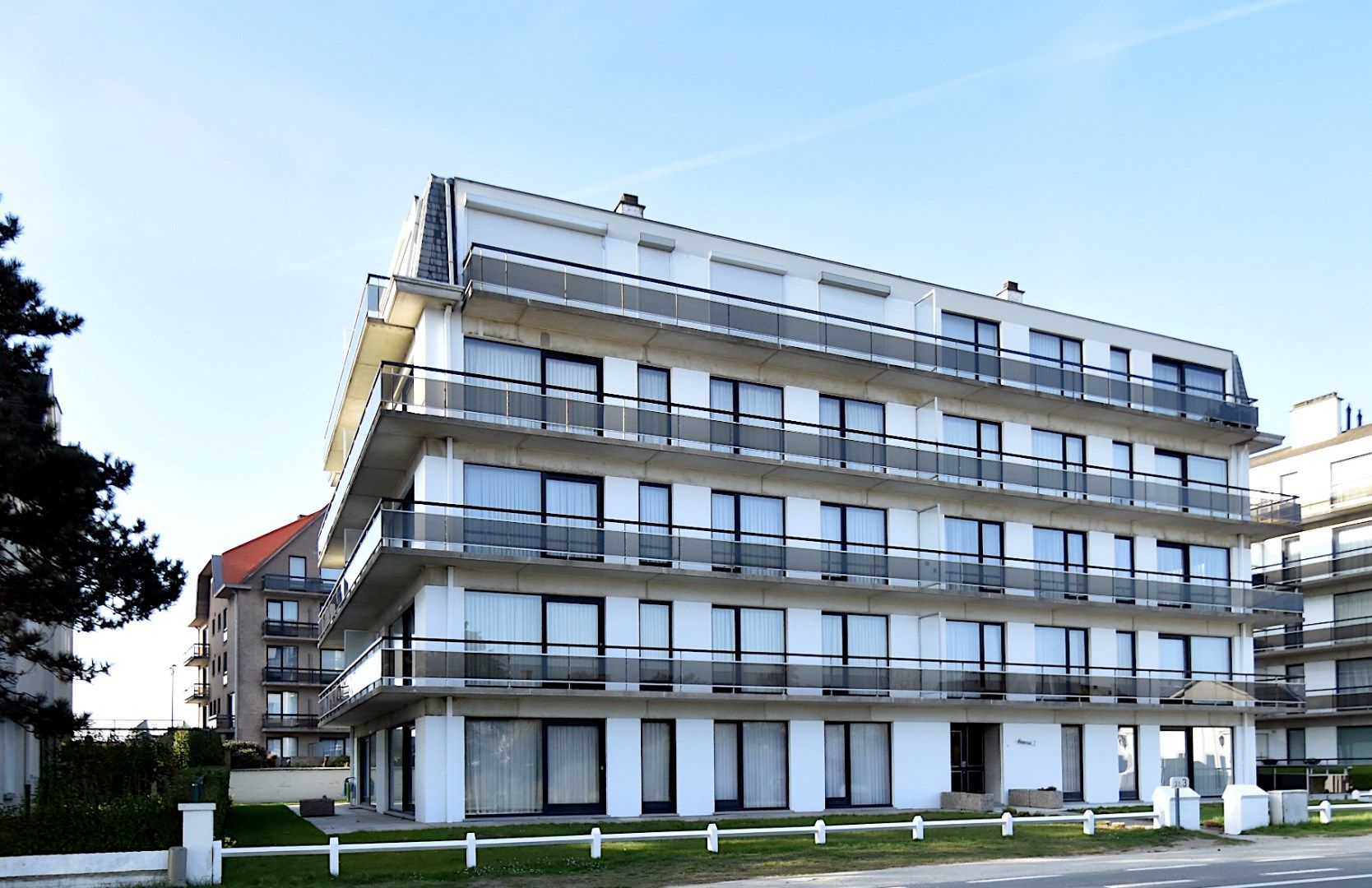 Studio met veel potentieel, zonnig terras en topligging net achter de Zeedijk foto {{pictureIndex}}