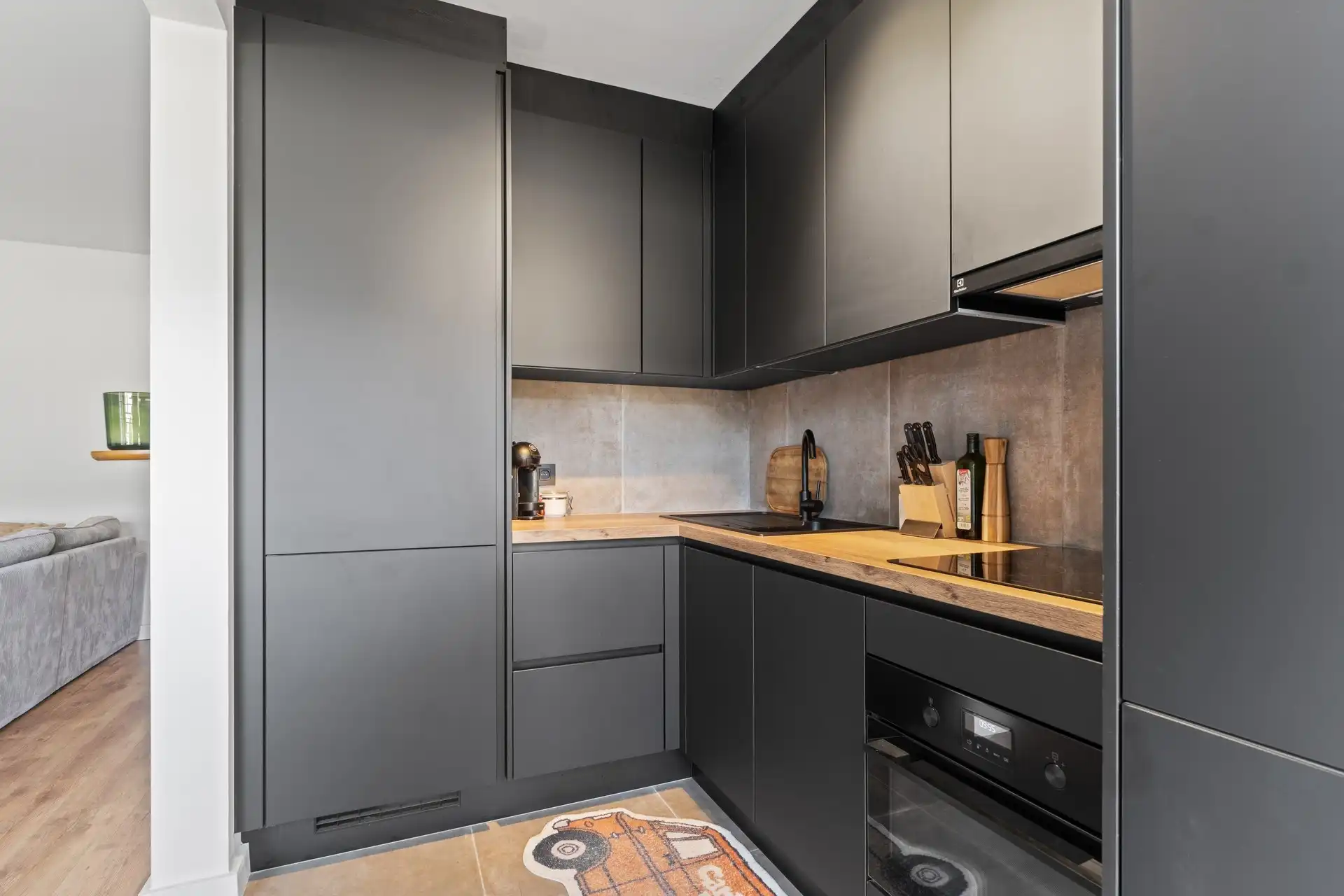 Volledig vernieuwd appartement met lichtrijke leefruimte en rustig terras foto 2