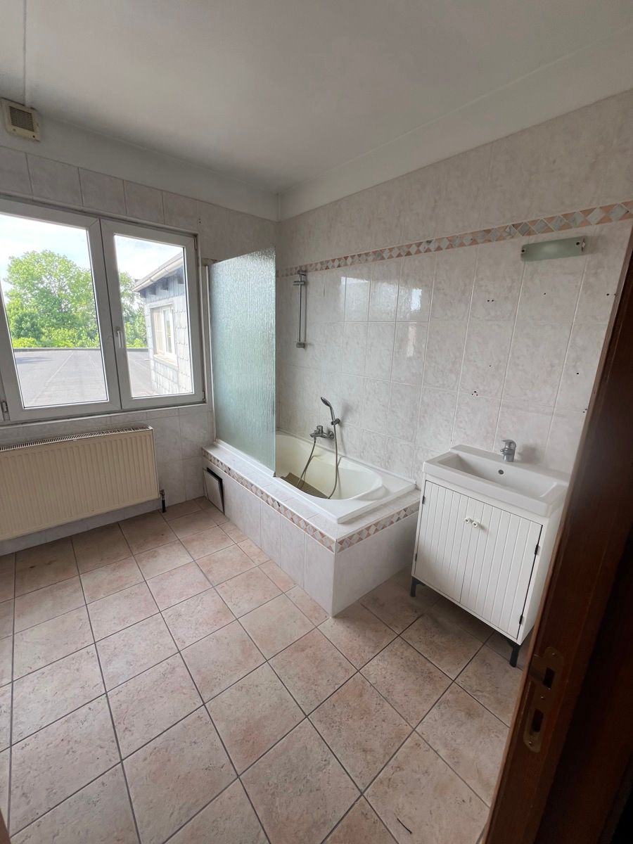 Opbrengsteigendom: Handelsgelijkvloers + 2 appartementen te koop te Bouge. foto 8