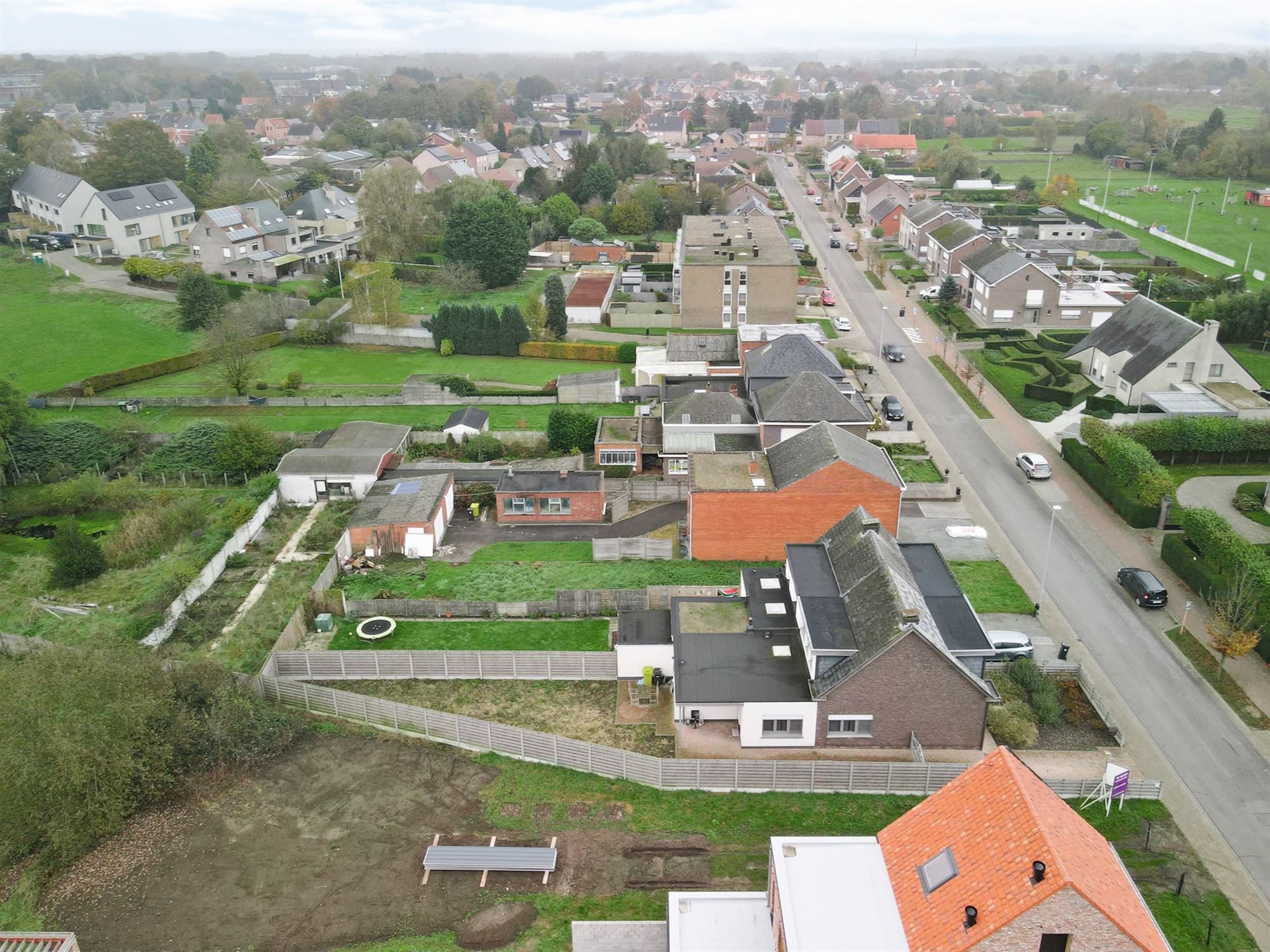 Perceel bouwgrond (650 m2) voor half open bebouwing niet ver van het centrum foto 2