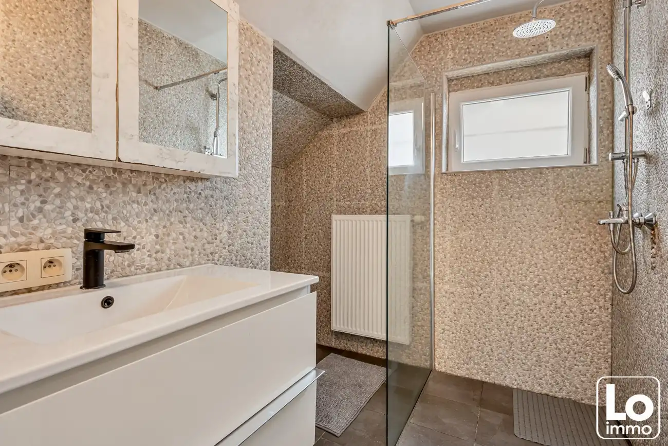 Instap klare half open woning met inpandige garage en kleine voortuin op een toplocatie nabij het centrum van Oostakker! foto 16