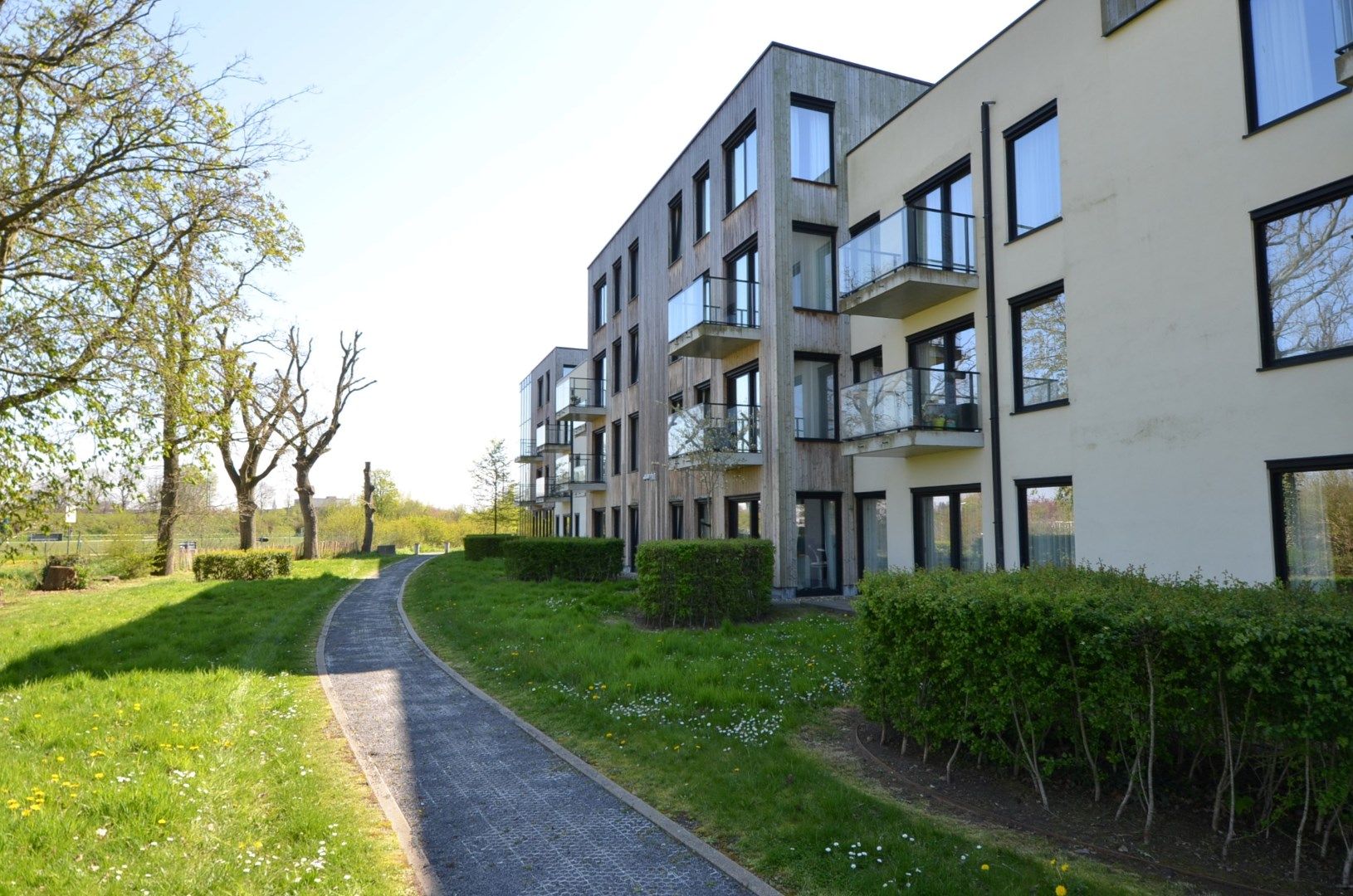 Een recente service flat (nieuwbouw) met berging in een prachtige groene omgeving nabij het centrum van Brugge. foto 1