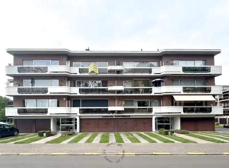 Instapklaar appartement met twee slaapkamers, terras en autostaanplaats in hartje Beveren foto {{pictureIndex}}