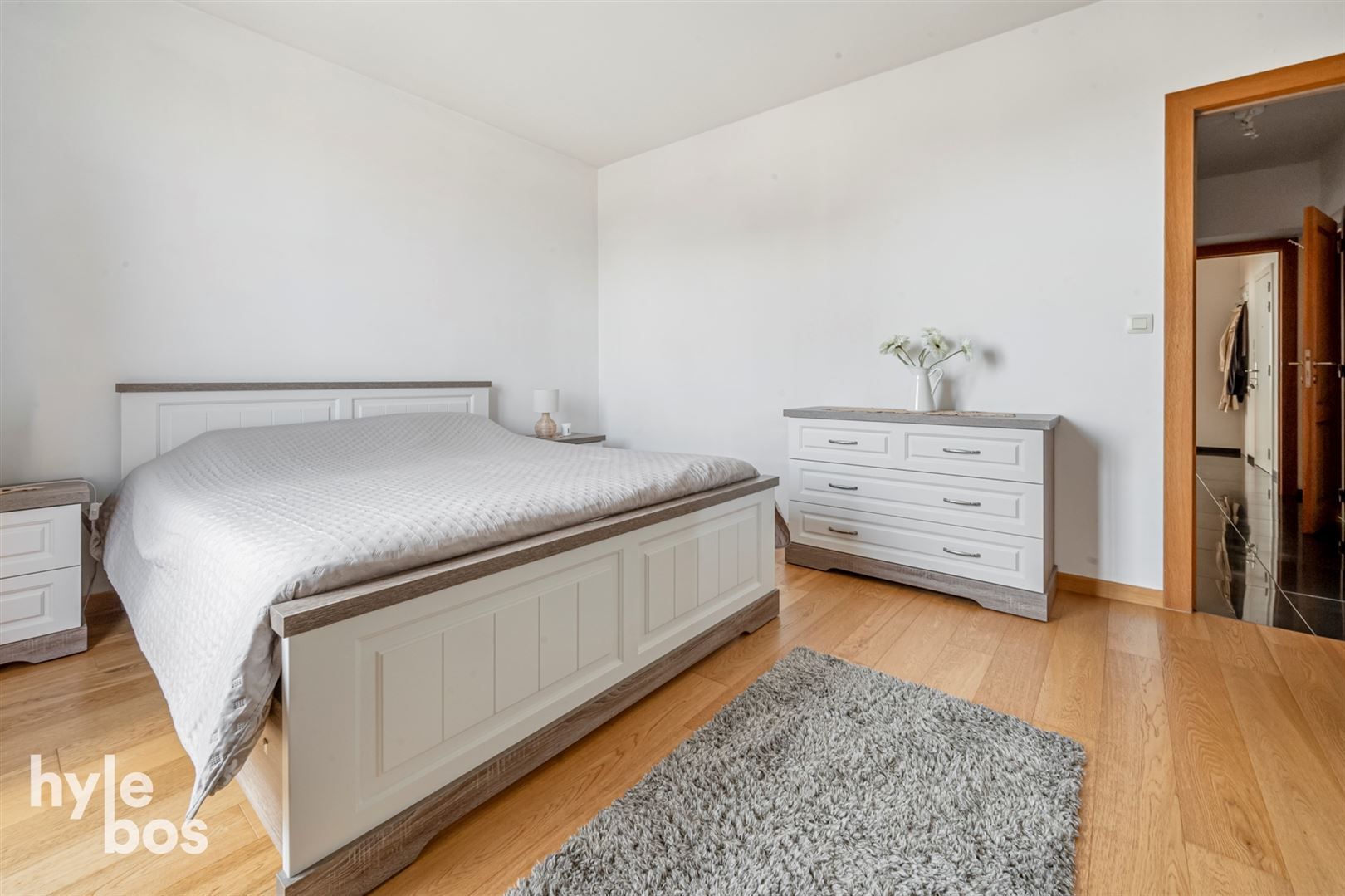 Instapklaar 2 slaapkamer appartement met garage foto 13