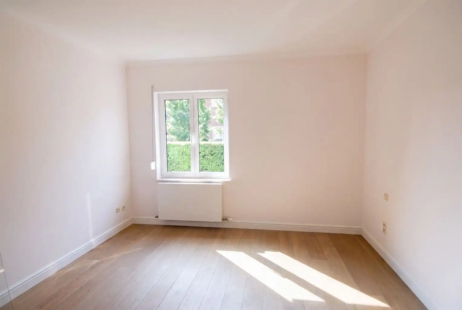 Gelijkvloers appartement met 2 ruime slaapkamers, mooie veranda, tuintje en garage. foto 5