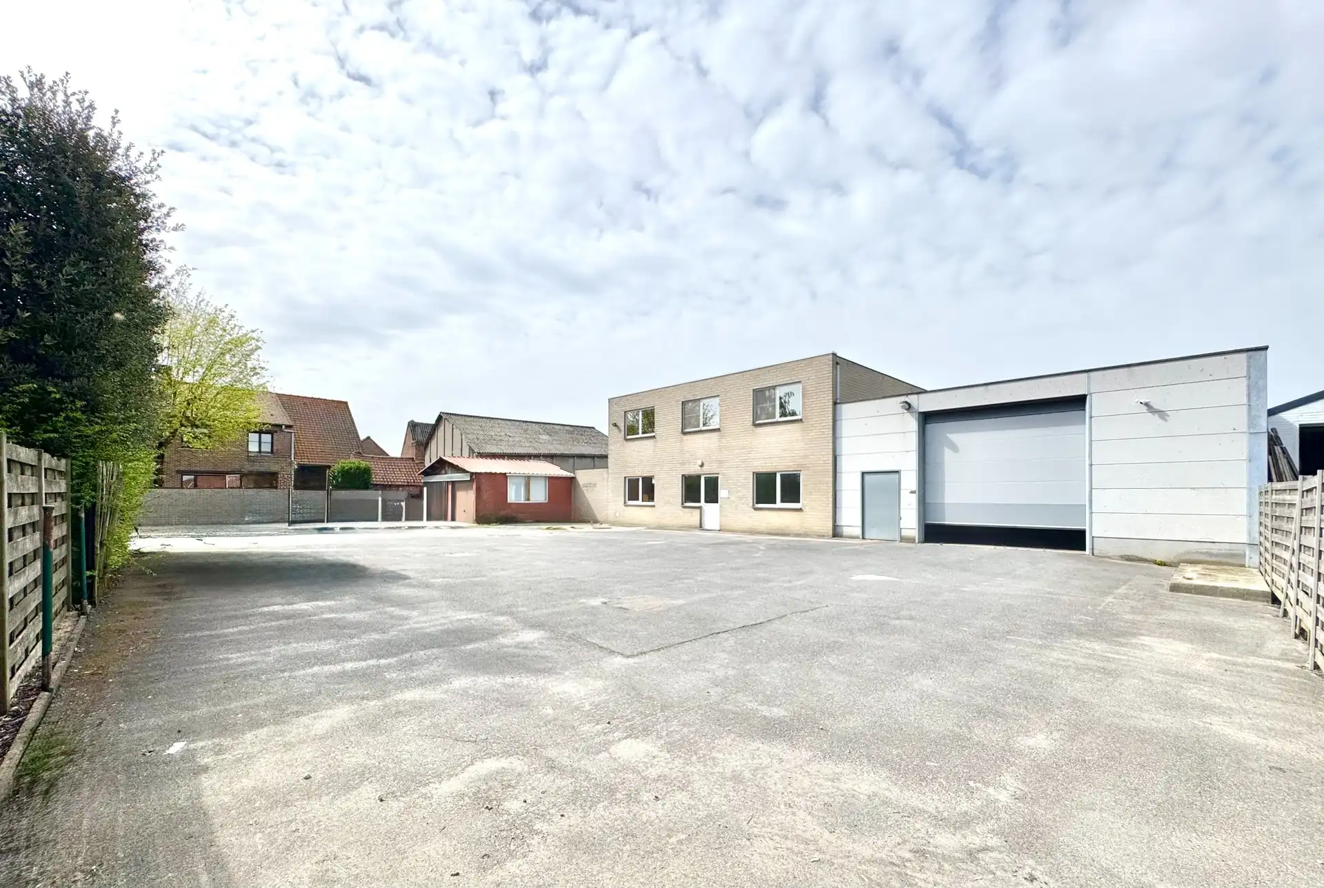 MAGAZIJNEN - BEDRIJFSGEBOUWEN OP EN MET GROND | 3.941 M² foto {{pictureIndex}}