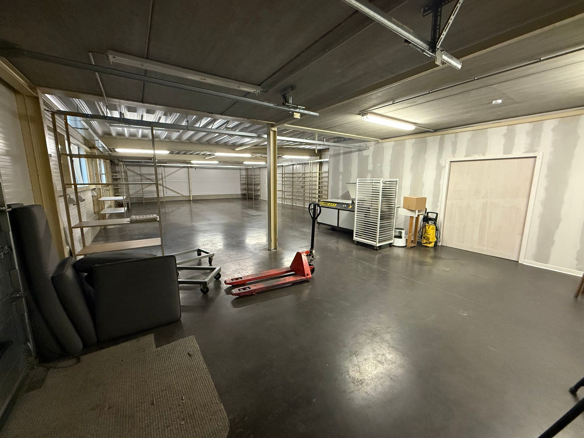 Grote opslagplaats (181m²) op interessante locatie foto {{pictureIndex}}