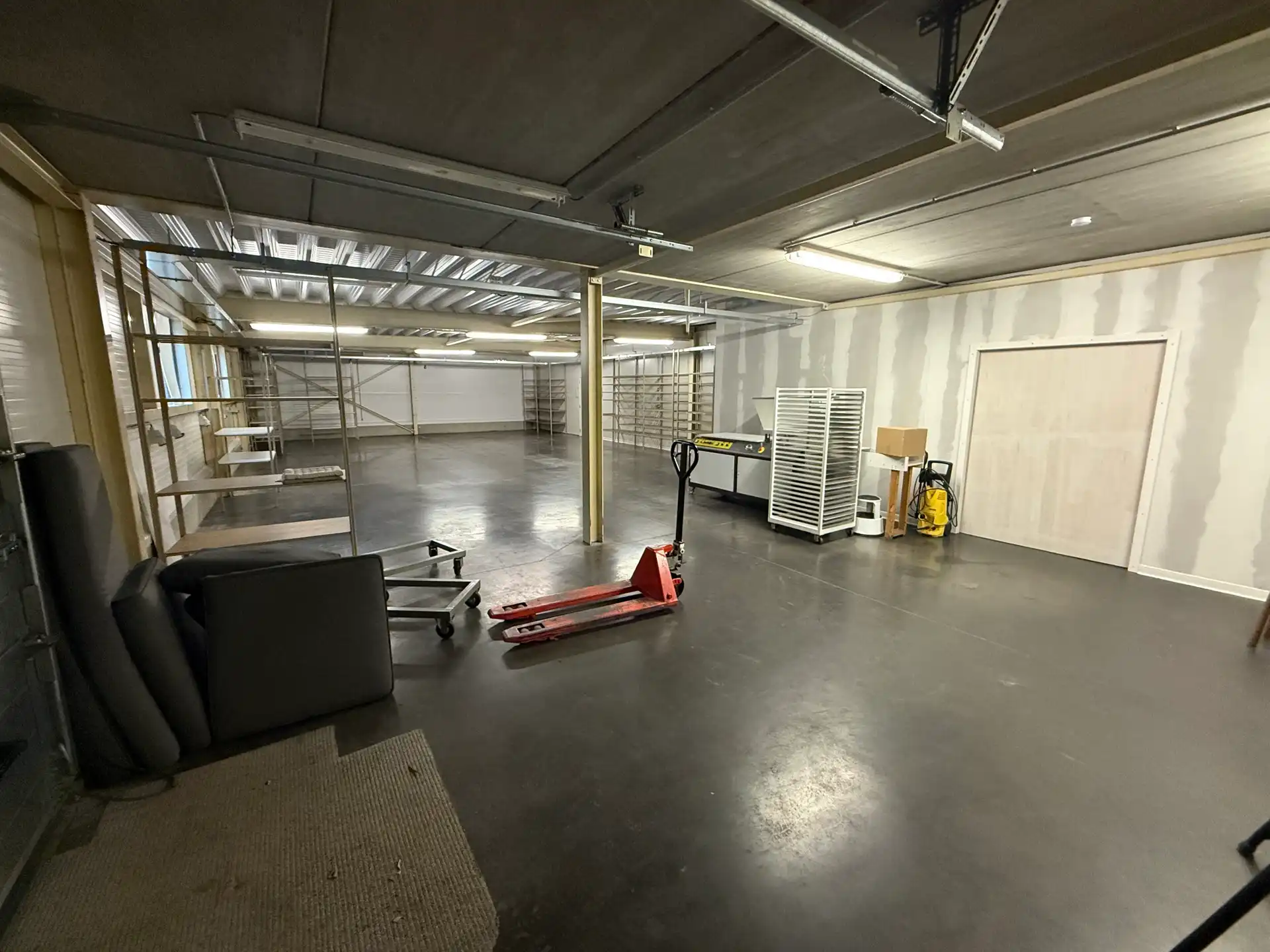 Grote opslagplaats (181m²) op interessante locatie foto {{pictureIndex}}