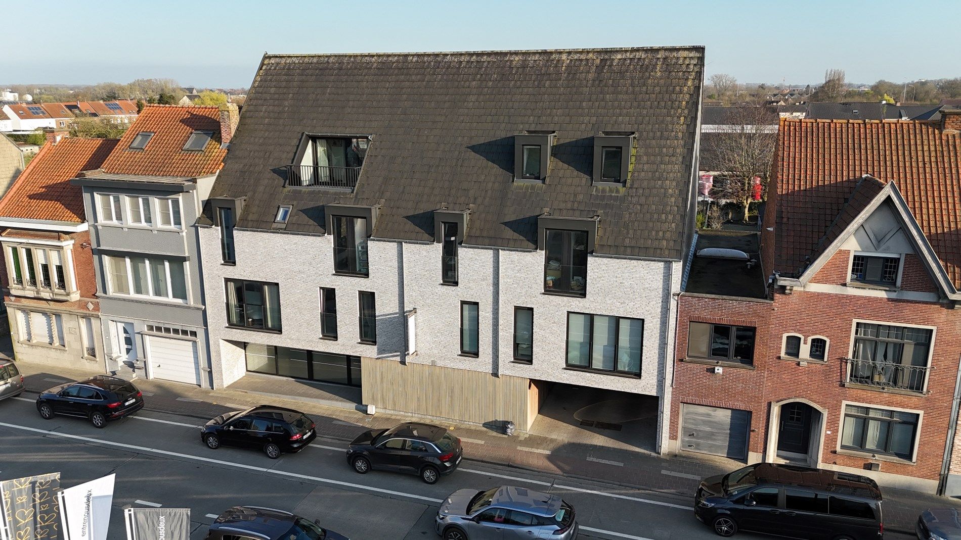 Recent appartement met groot zuid-gericht terras, staanplaats en drie kamers. foto {{pictureIndex}}