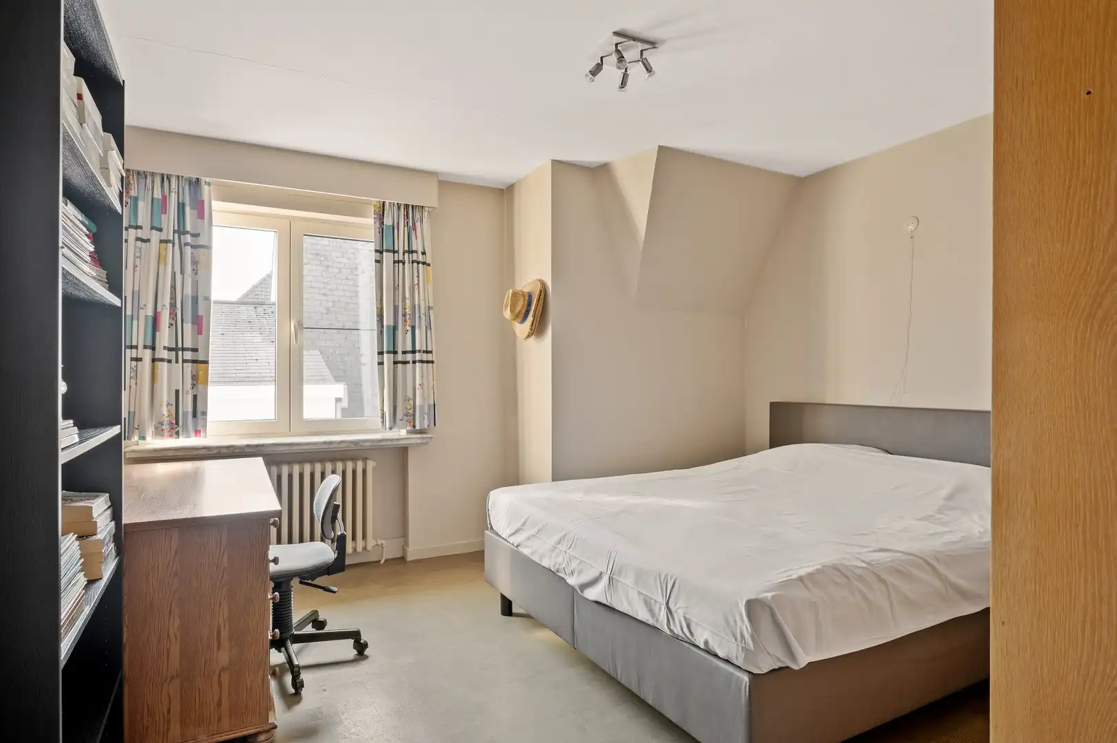 Unieke eigendom met vrijstaande woning met kantoor, loods en een grote dubbele garage foto 14