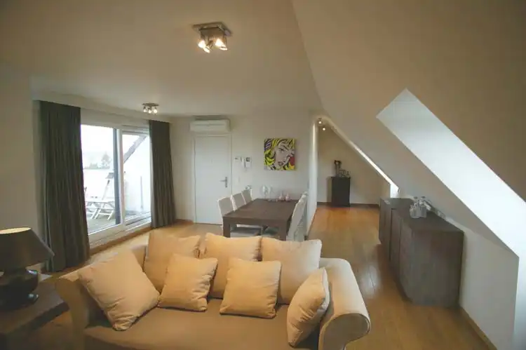 Prachtig Dakappartement met 2 slaapkamers en TERRAS te huur in Roeselare foto {{pictureIndex}}