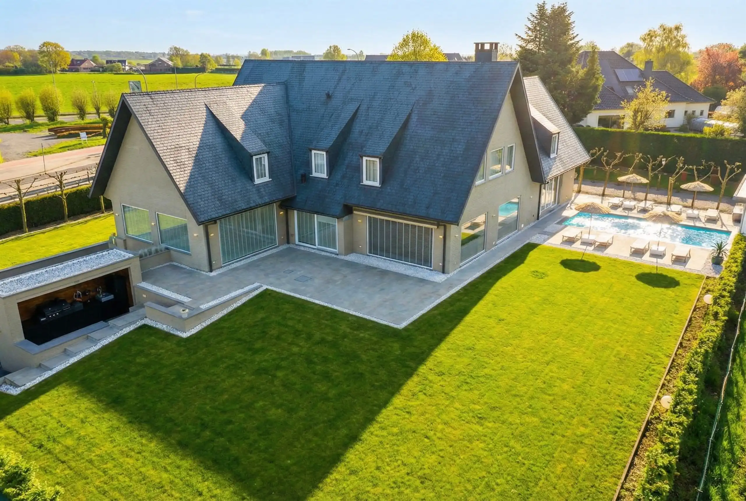 Grote gezinseigendom met 5 SLPK - BUREEL - ZWEMBAD! foto 2