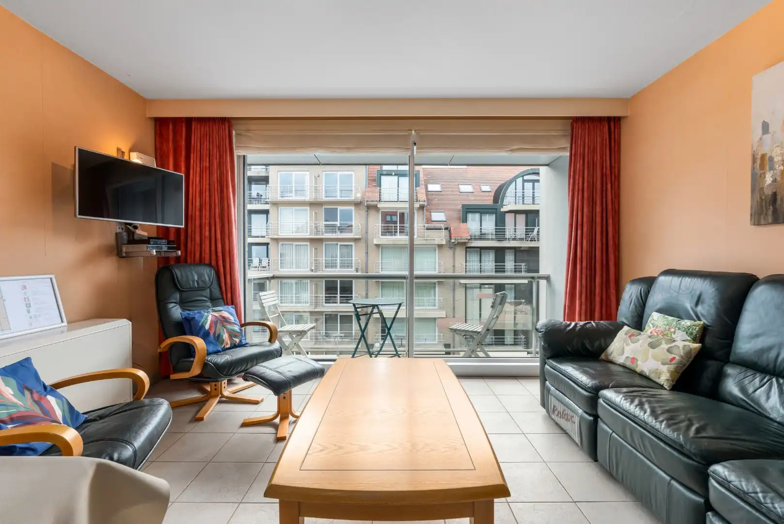 Modern gemeubeld 2 slaapkamerappartement met garage TE KOOP foto 2