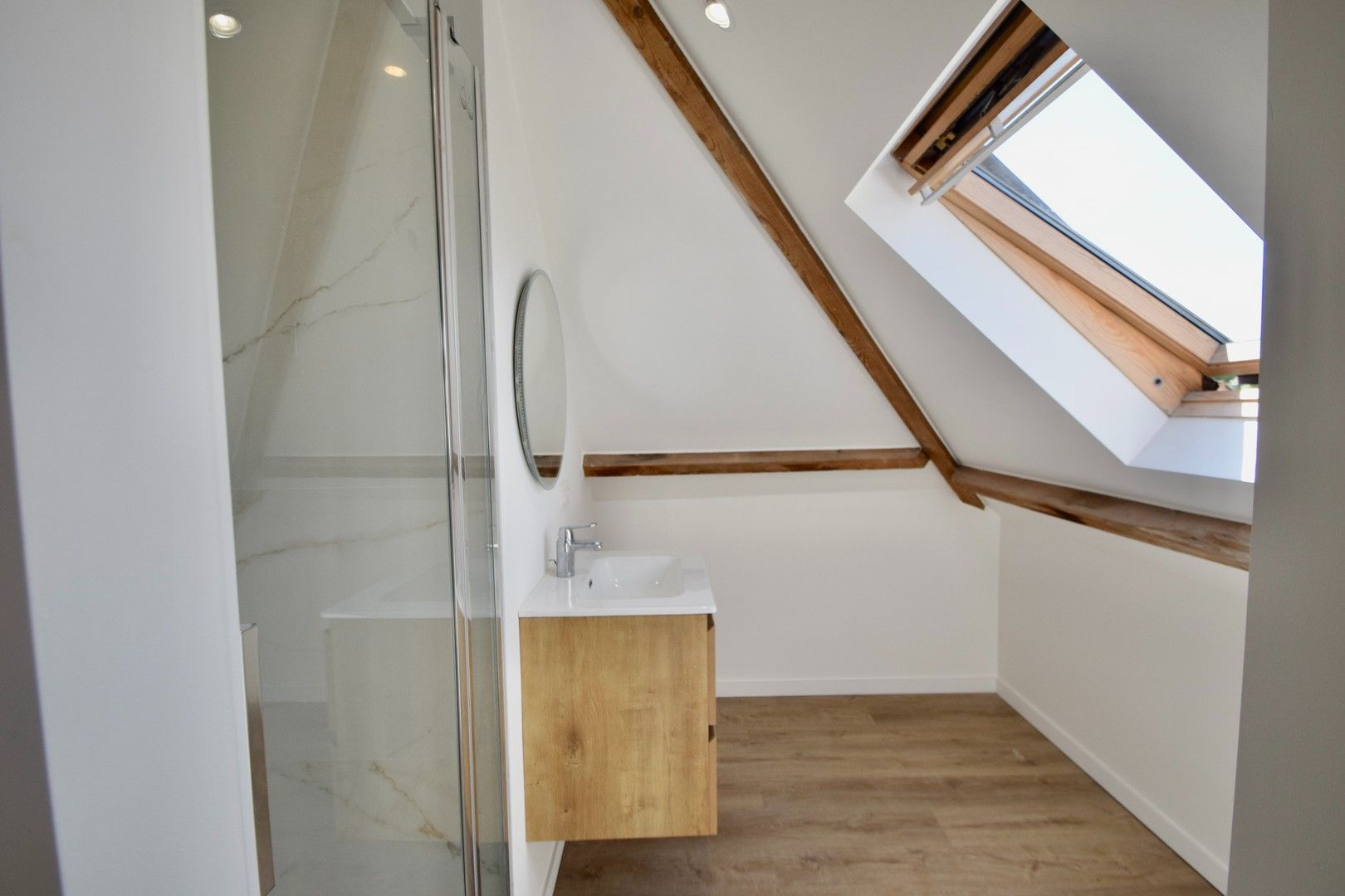 Gerenoveerde koppelvilla heel rustig gelegen vlakbij het Zegemeer en het centrum van Knokke. foto 15