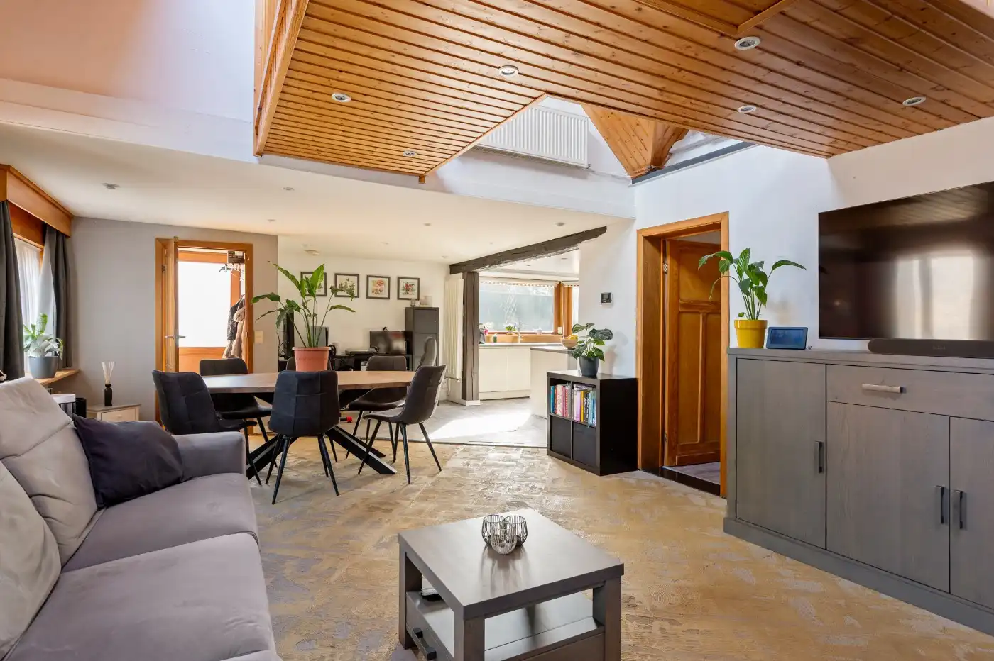 Top gelegen, charmante, vrijstaande woning met 3 slpk. en prachtige zuid-tuin foto 3