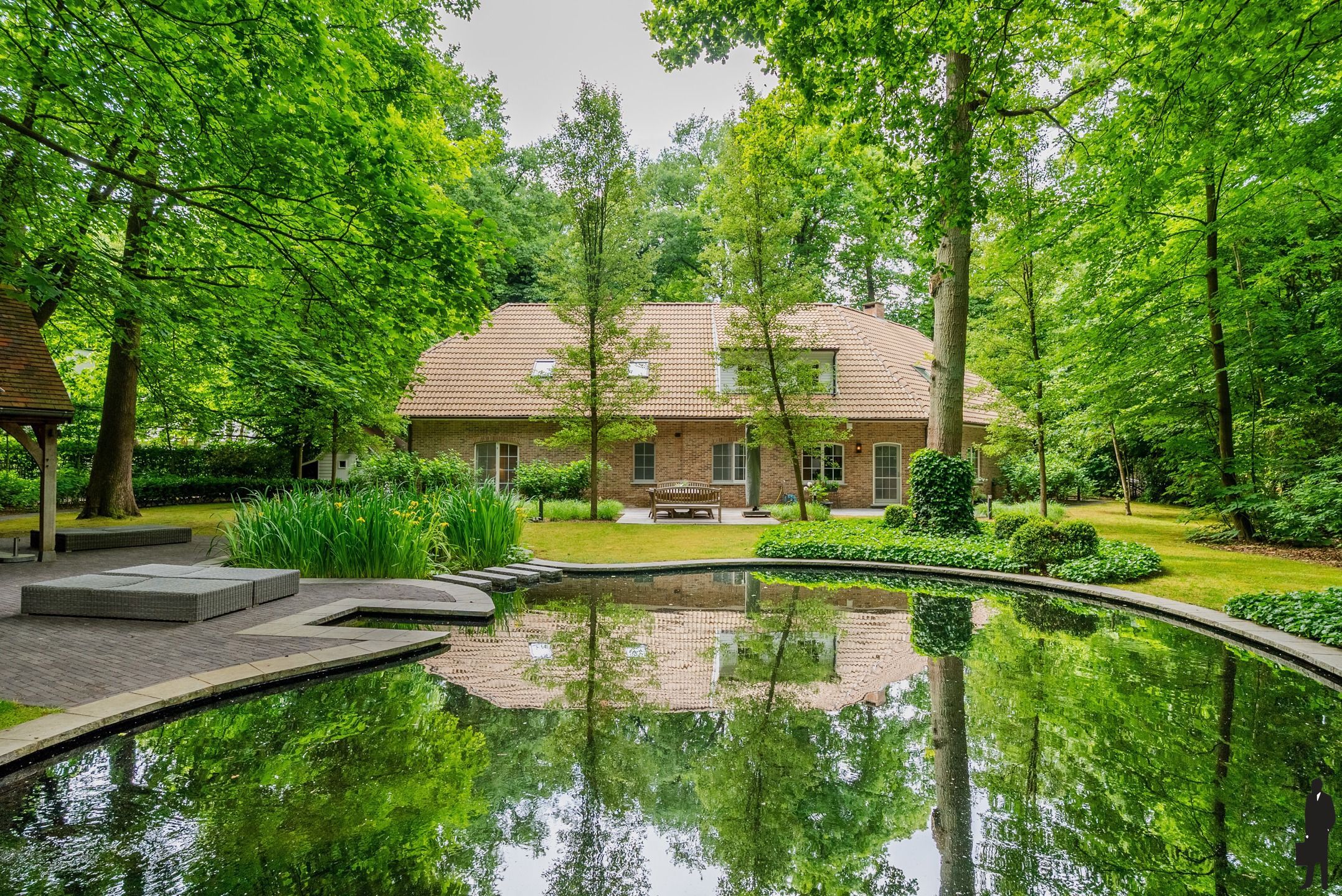 Exclusieve villa met zwemvijver op 2.543 m² foto {{pictureIndex}}