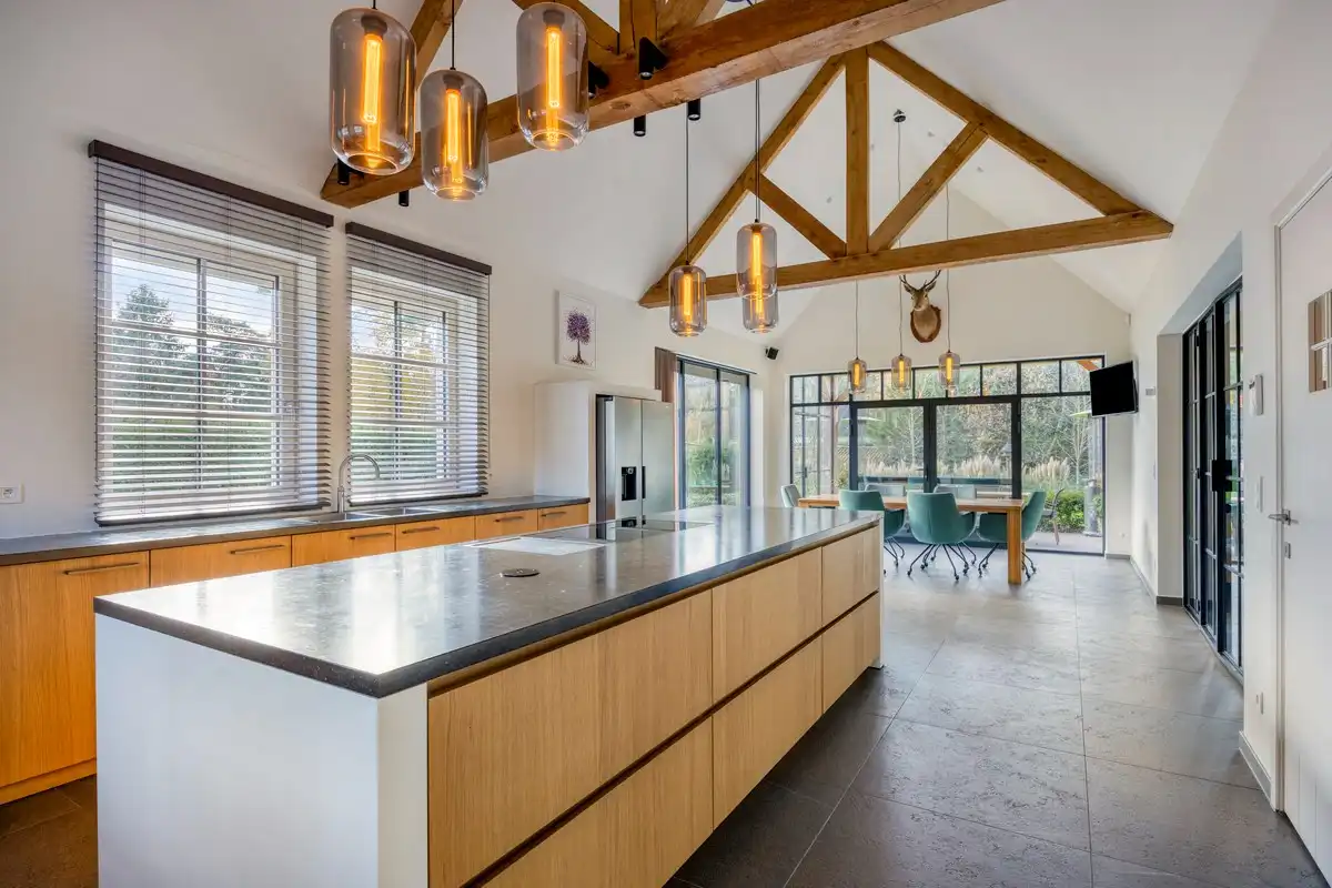 Ruim ingedeelde en kwalitatief afgewerkte villa op een mooi perceel met naastgelegen bouwgrond. foto 8