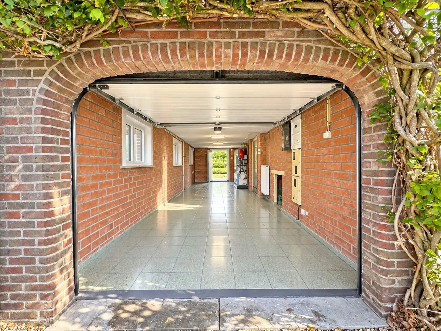 Ruime gezinswoning met 3 slaapkamers,  2 garages en tuin foto 13