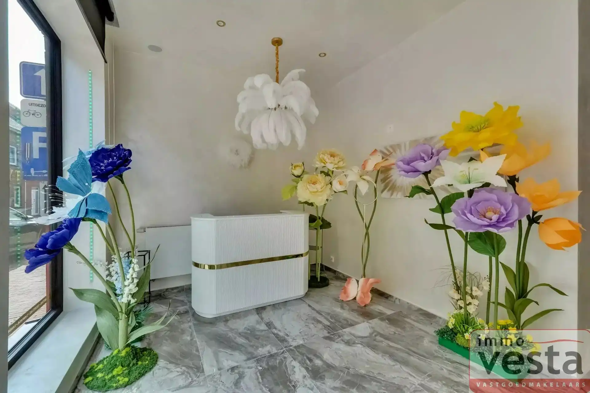 Goedgelegen, volledig gerenoveerd handelspand met woonst foto 5