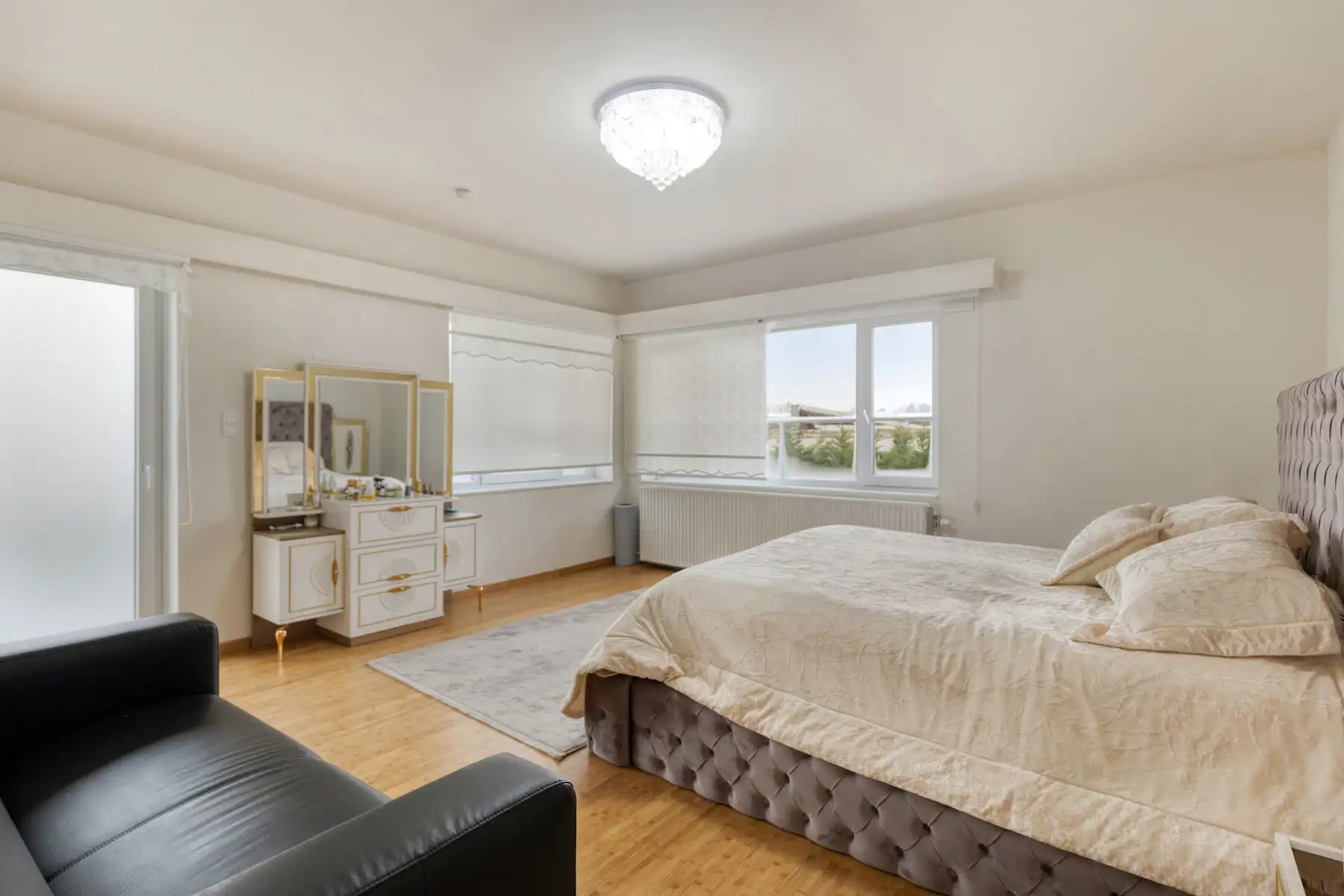Gerenoveerde woning met 5 slaapkamers en tuin foto 11