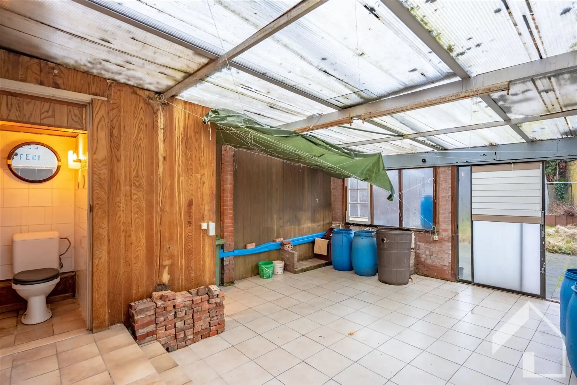 Te renoveren woning met veel potentieel foto 8