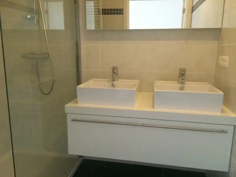 Centraal gelegen appartement met ruime zonneterras en garage vlakbij de K in Kortrijk. foto 3