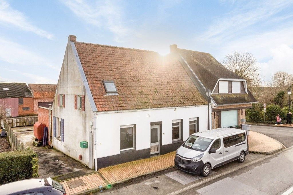 OOST CAPPEL: Te renoveren woonhuis met heel wat mogelijkheden, 2 (mog. 3) slaapkamers, garage en zongerichte koer op 228m² grondoppervlakte. foto {{pictureIndex}}