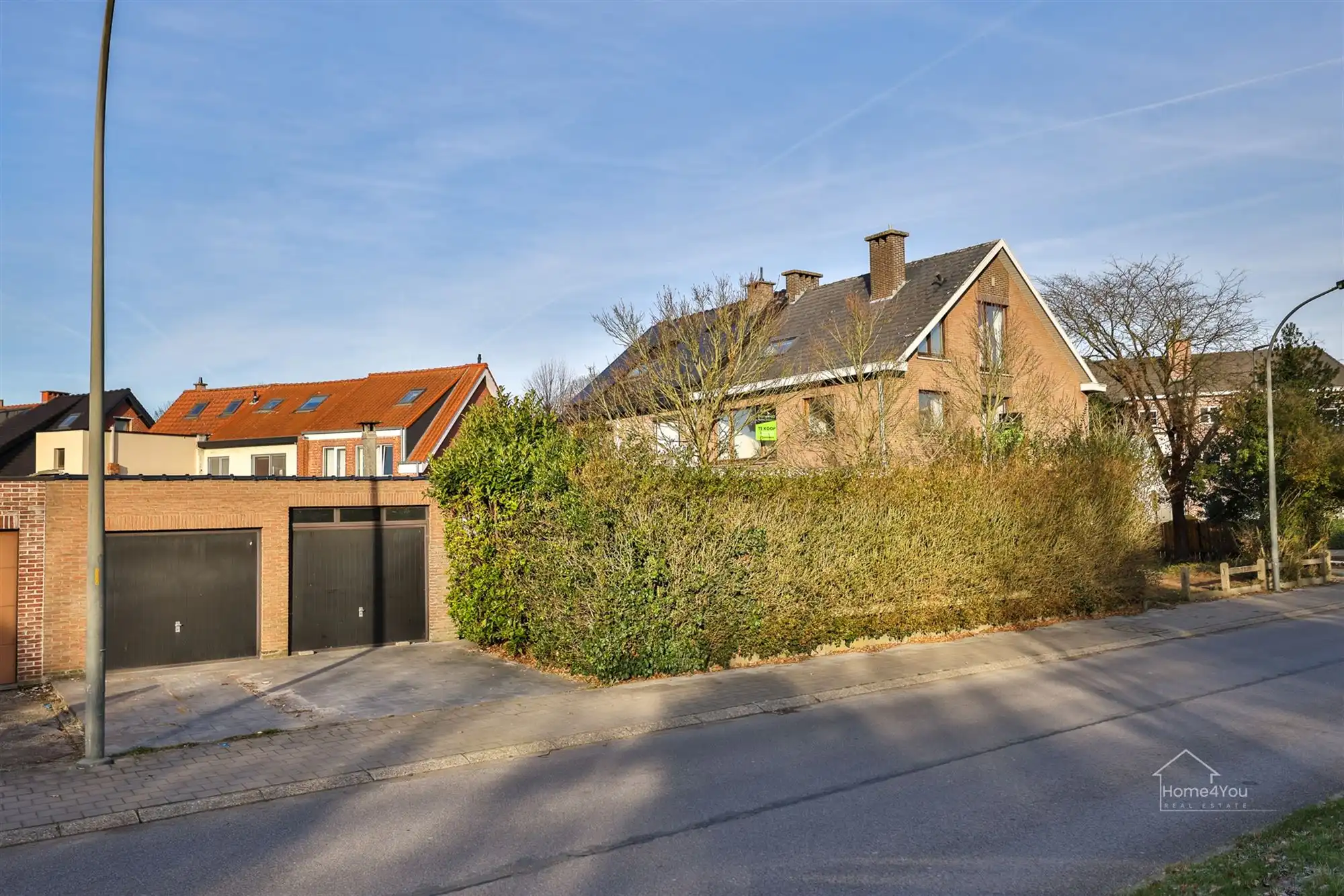 Opbrengsteigendom met 2 app. en 2 garages (1 verhuurd) foto {{pictureIndex}}