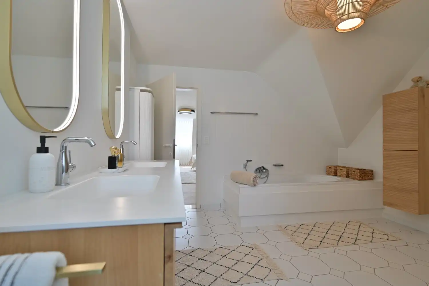 Exclusieve, gerenoveerde villa op toplocatie in residentieel Neerharen foto 25