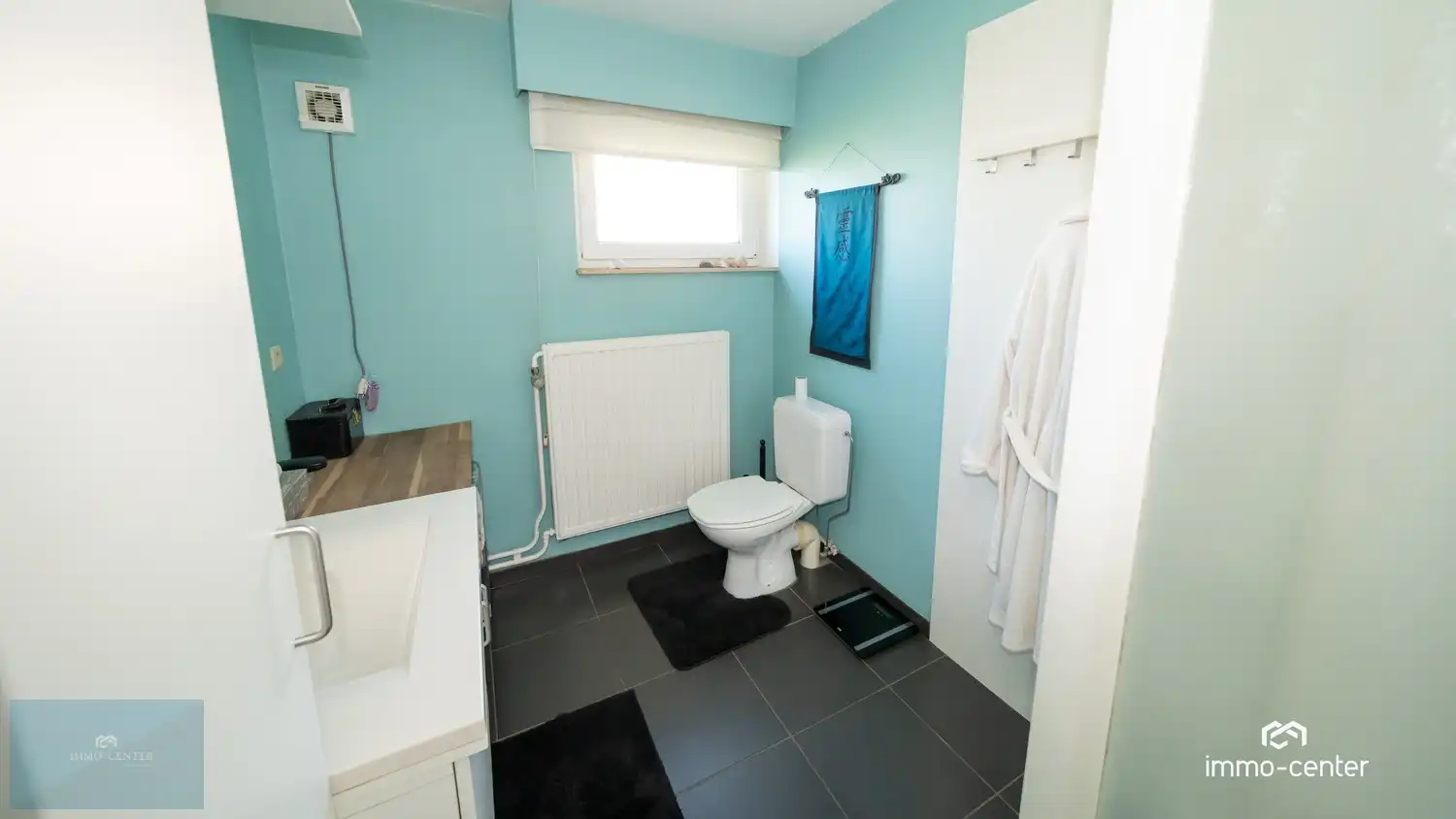 Instapklaar 2-slaapkamer appartement met zolder, 2 garages, carport en prachtige tuin foto 18