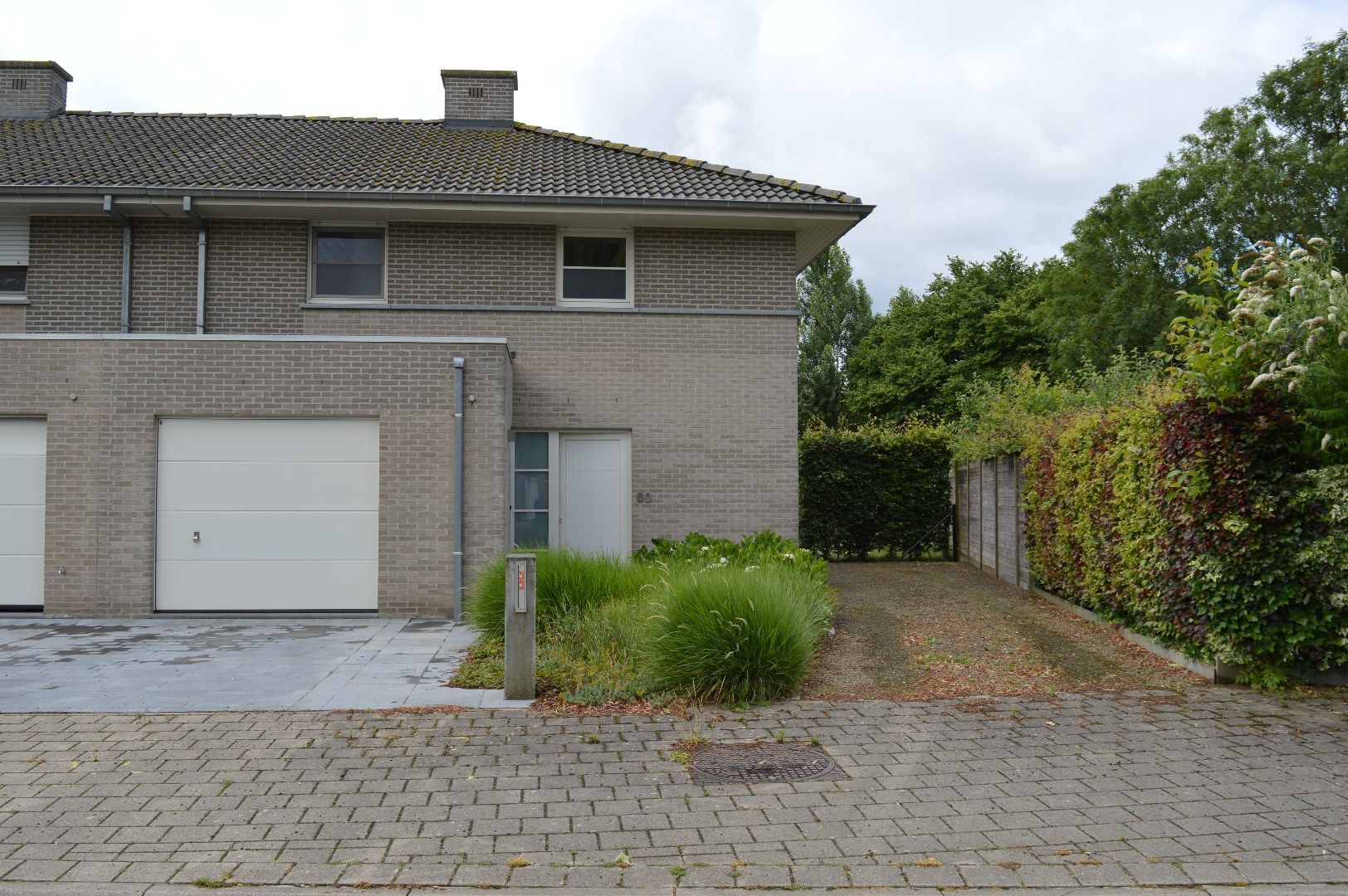 Mooie half open bebouwing met tuin, garage en 3 slaapkamers in Wevelgem foto {{pictureIndex}}