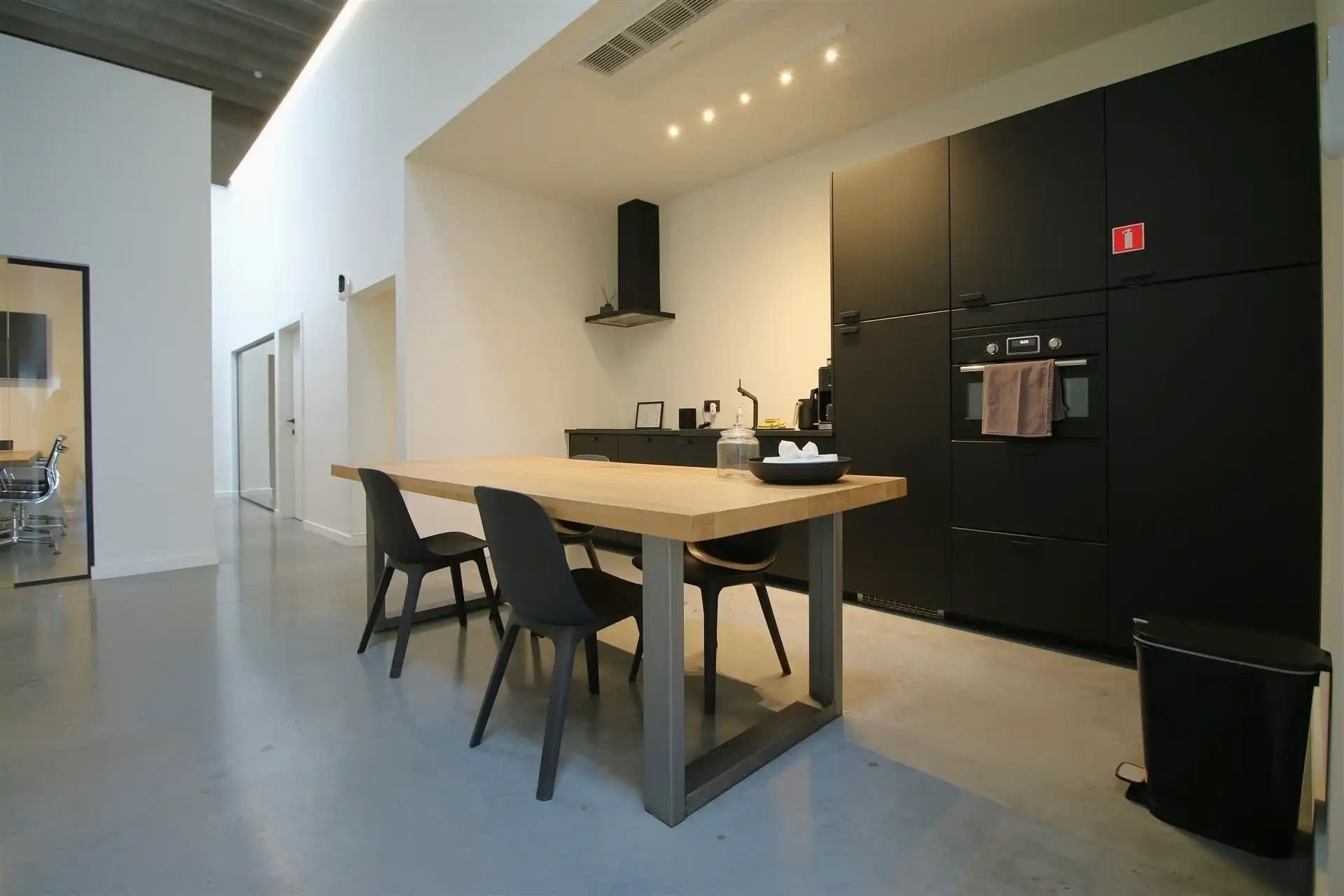 Ingerichte KMO-unit met burelen en magazijnen foto 6