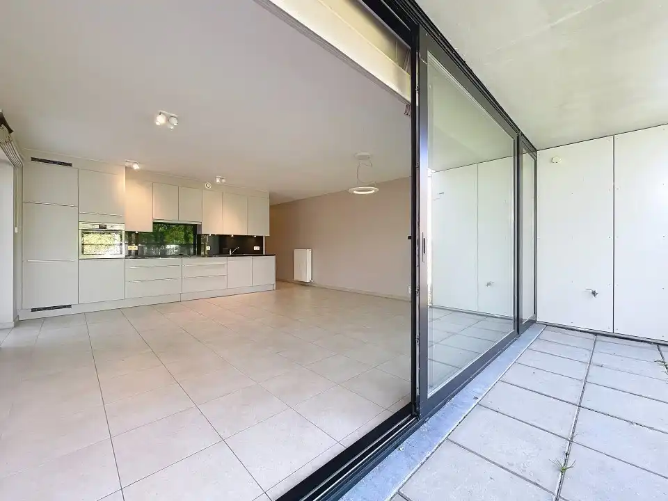 Lichtrijk gelijkvloers appartement in hartje Oostnieuwkerke foto 4