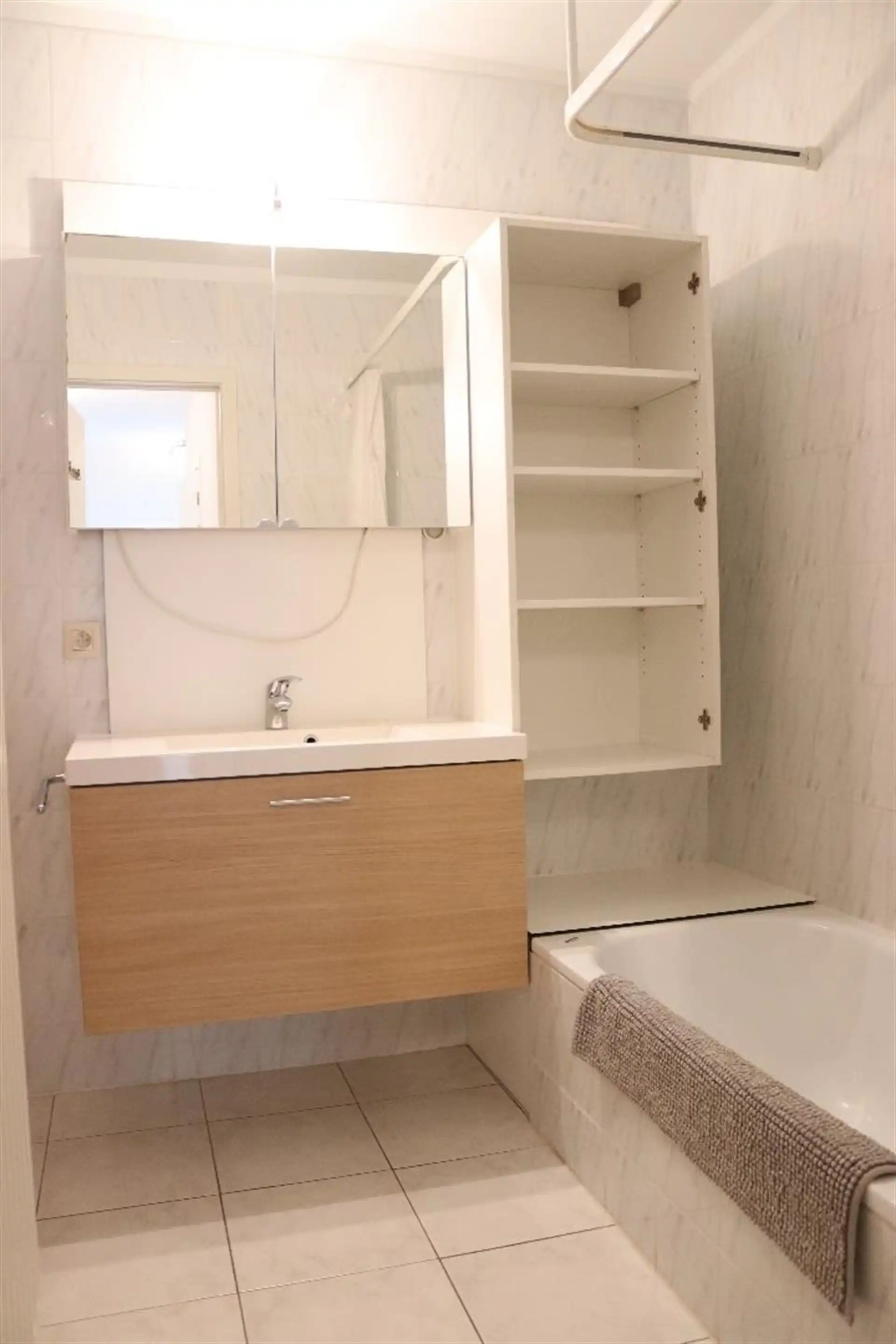 Gunstig gelegen verrassend ruim 2 slaapkamer dakappartement. foto 17