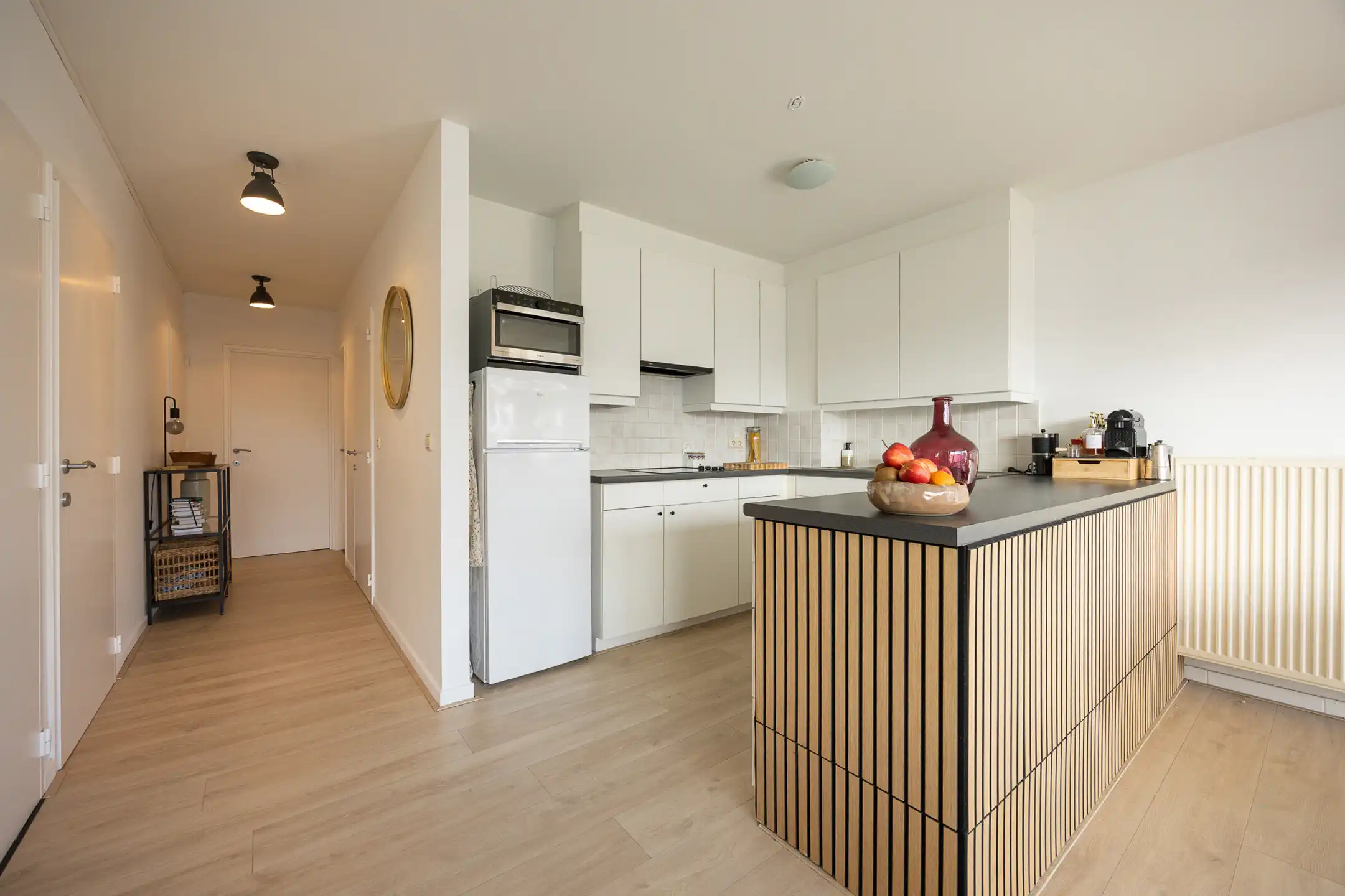 Centraal gelegen 2 slpk app met ruim terras en staanplaats. foto 7