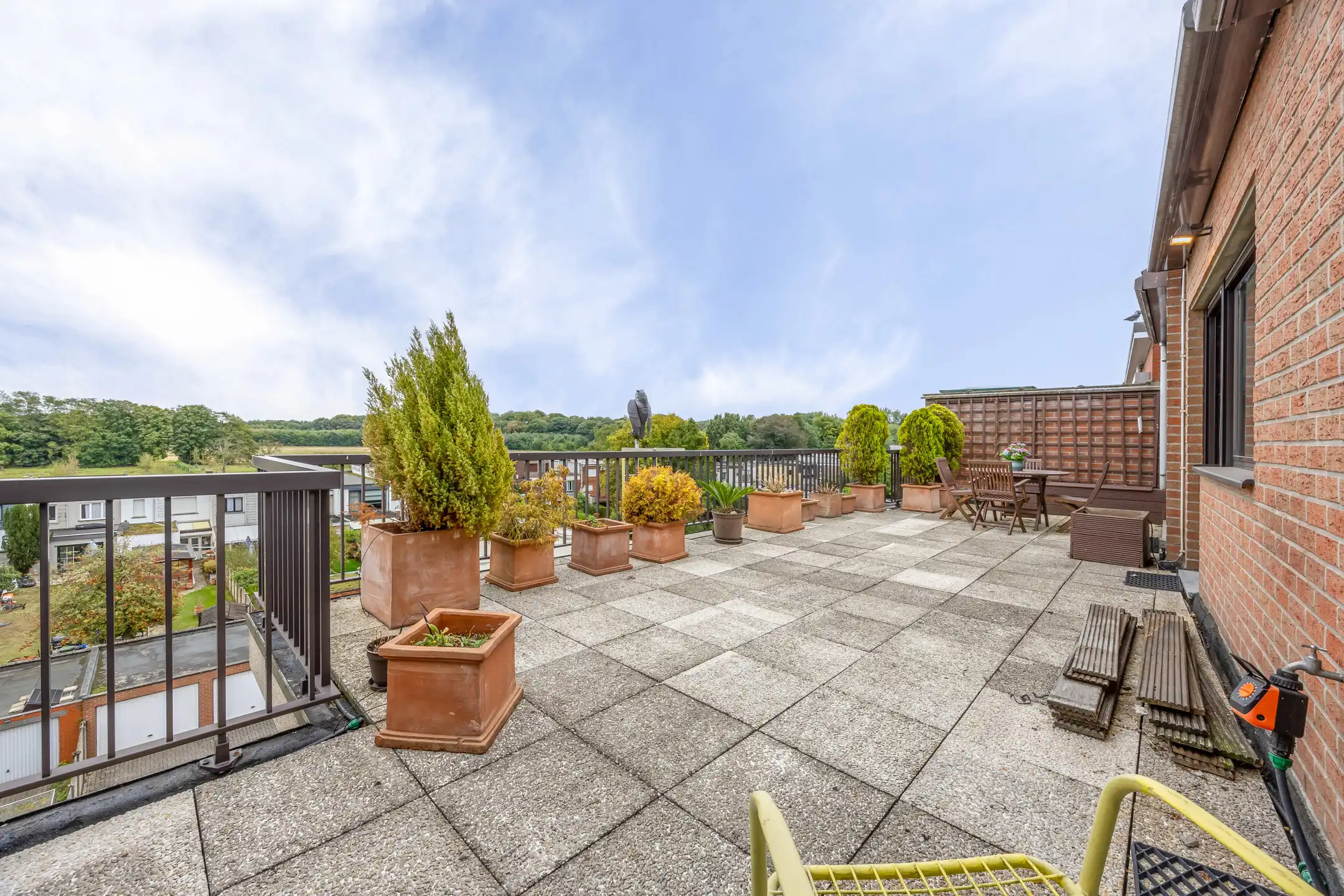 Goed gelegen dakappartement met groot terras voor en achter, 2 slpk en prachtig uitzicht foto 8