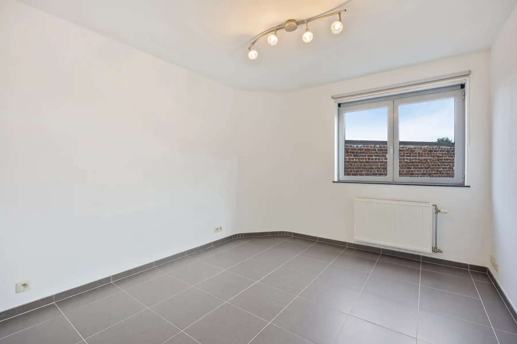 Instapklaar appartement met 2 kamers, staanplaats en terras foto 11